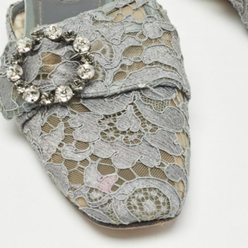 Dolce & Gabbana Grau Spitze Kristalle verschönert flache Pantoletten Größe 37 im Angebot 1