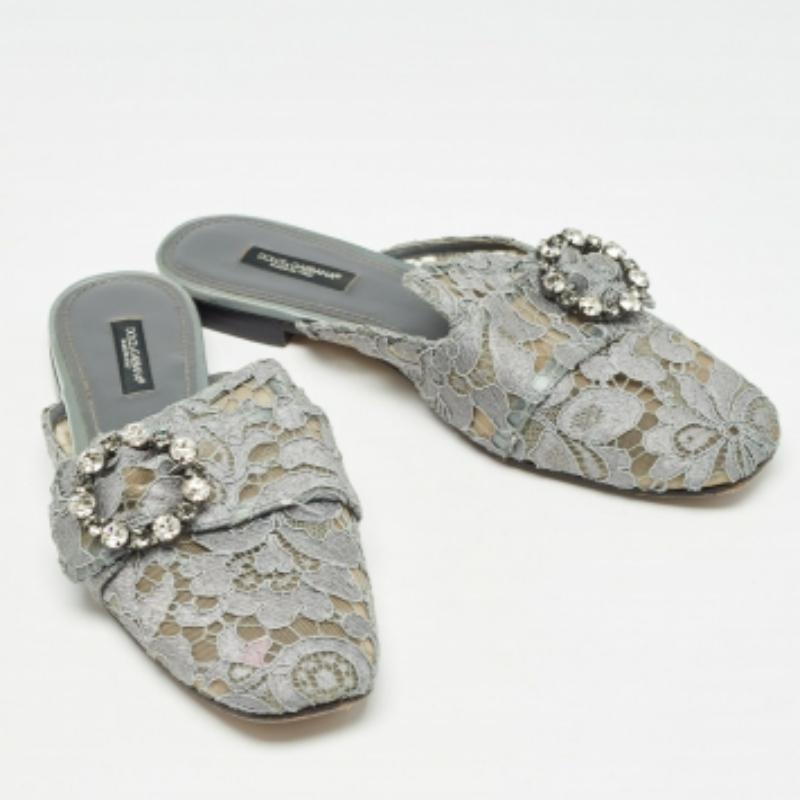 Dolce & Gabbana Grau Spitze Kristalle verschönert flache Pantoletten Größe 37 im Angebot 2