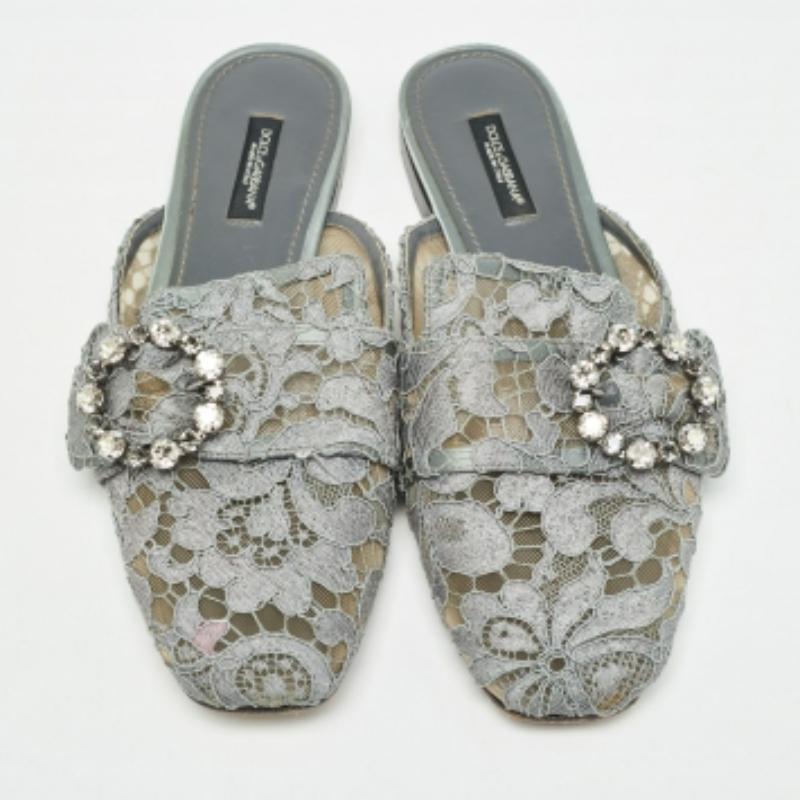 Dolce & Gabbana Grau Spitze Kristalle verschönert flache Pantoletten Größe 37 im Angebot 3