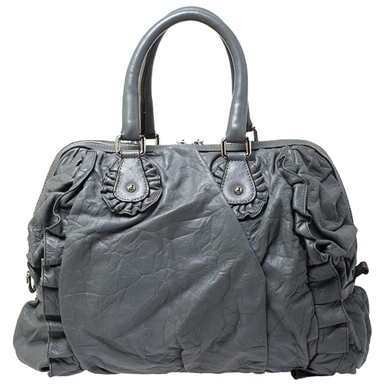 Questa borsa Miss Rouche di Dolce & Gabbana è straordinaria. Realizzato in pelle, è disponibile in una bella tonalità di grigio. Emana classe e ha una silhouette sofisticata. La borsa presenta dettagli increspati, una placca con il marchio, doppi