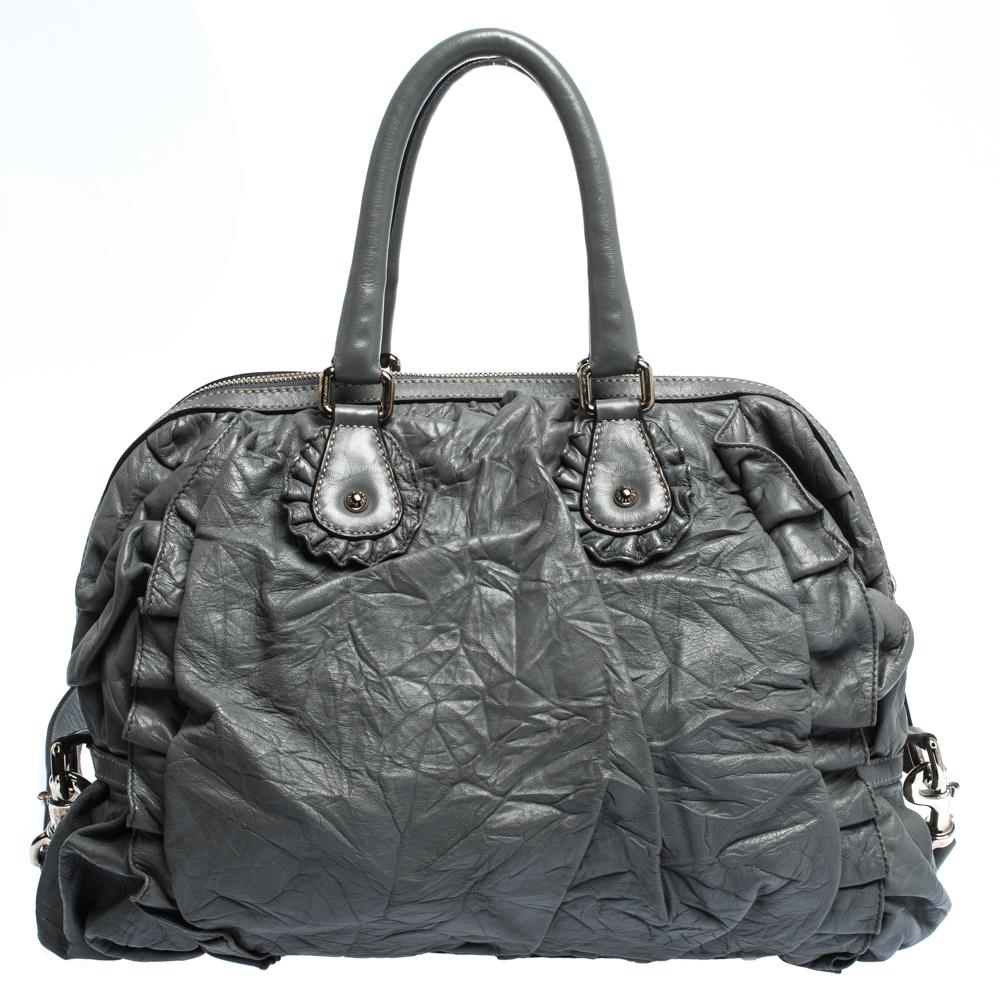 This Miss Rouche satchel by Dolce & Gabbana is stunning. Crafted from leather, it comes in a lovely shade of grey. It exudes class and has a sophisticated silhouette. The bag features ruched detailing, a brand plaque, dual handles, double zip