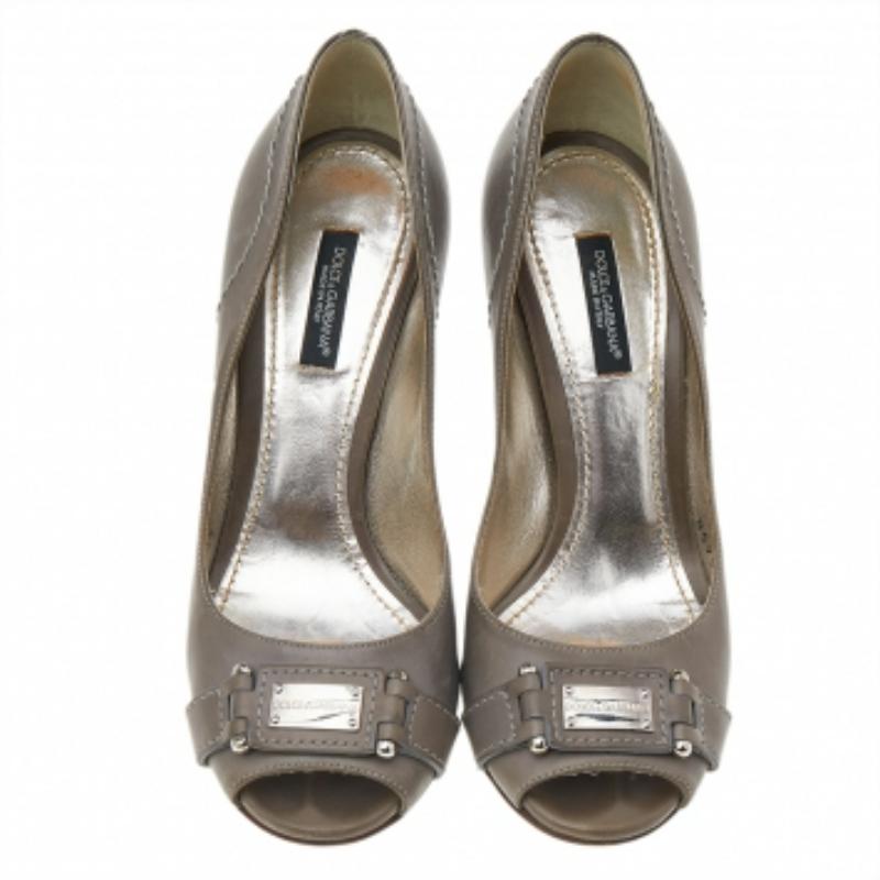 Dolce & Gabbana Bombas peep toe de piel gris Tamaño 36.5 en Bastante bueno estado para la venta en Dubai, Al Qouz 2