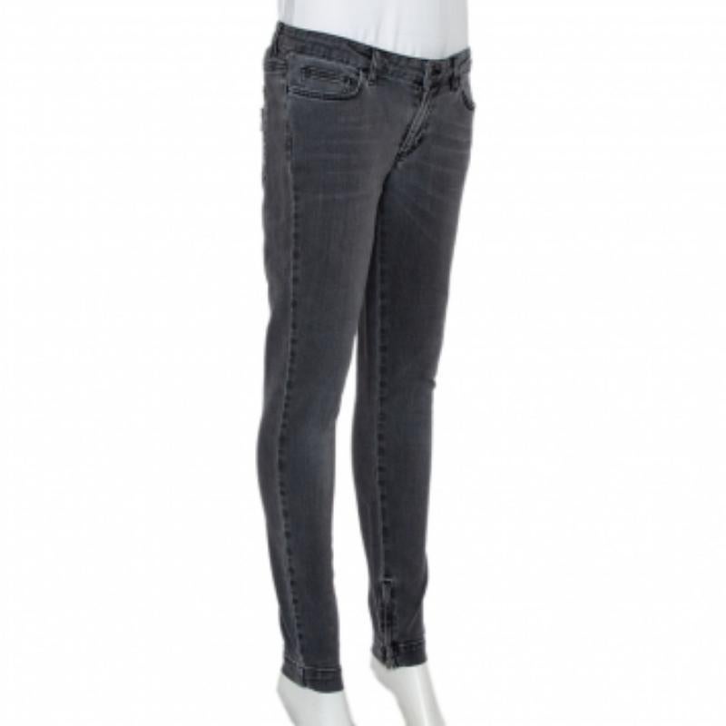 Die leicht verwaschene Slim-Fit-Jeans von Dolce & Gabbana ist ein altes Lieblingsstück und wirkt sehr retro. Die Jeans lässt sich gut mit Wildlederstiefeln und einer Jacke kombinieren.