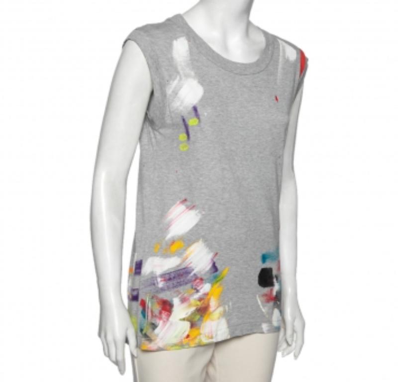 Artistiquement peint à la main et confectionné en coton, ce haut Dolce & Gabbana est vraiment confortable tout en étant élégant. Il est de couleur grise et présente une simple encolure ronde. Il est parfait pour une utilisation quotidienne.