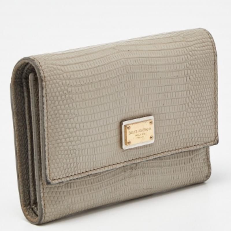 Esta cartera tríptico es un accesorio de lujo que resultará superfuncional. Está fabricada con materiales duraderos en el exterior y presenta un interior bien organizado.