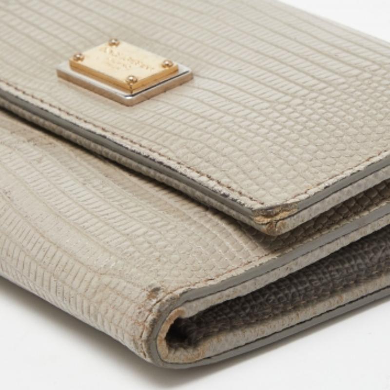 Cartera Trifold Dolce & Gabbana de piel con relieve de lagarto gris en Bastante bueno estado para la venta en Dubai, Al Qouz 2