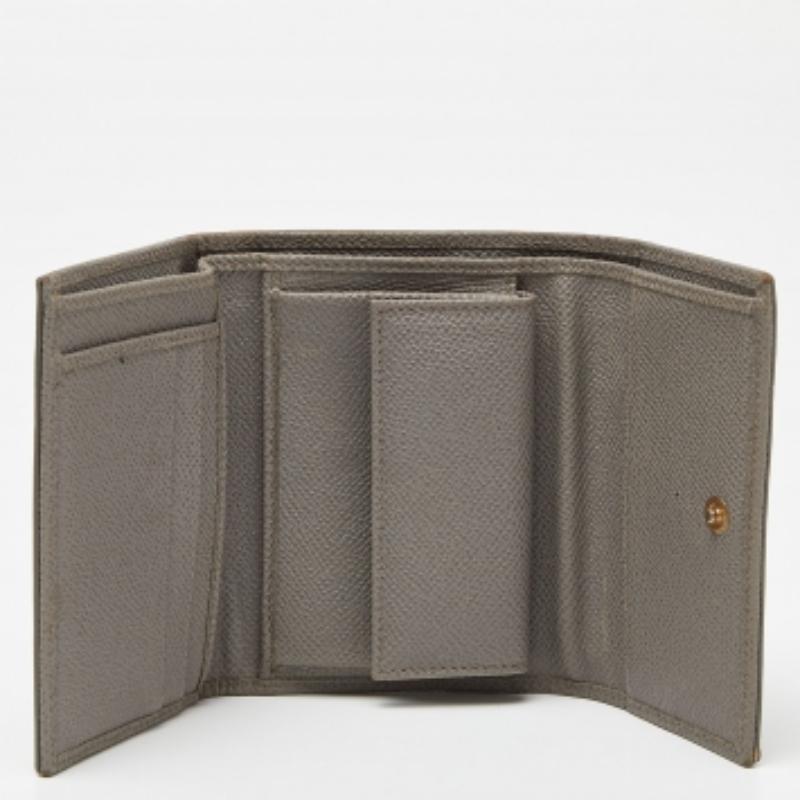 Cartera Trifold Dolce & Gabbana de piel con relieve de lagarto gris en venta 3