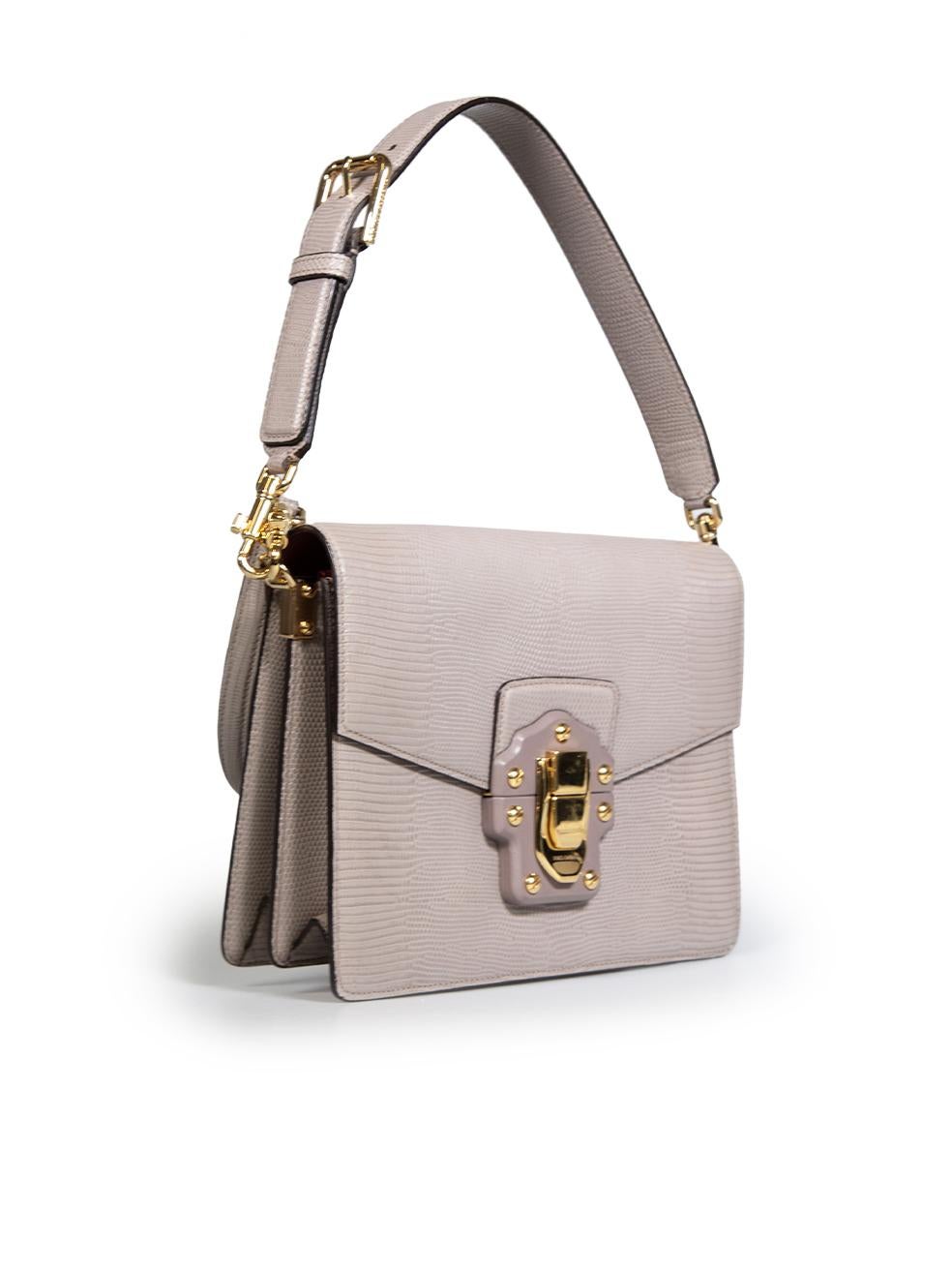 CONDITION is Very good. Minimal wear to bag is evident. Minimal wear to bottom corners at the back with light discolouration and scratches, there are minor scratches also found on the hardware at the front and on the interior of the bag in areas