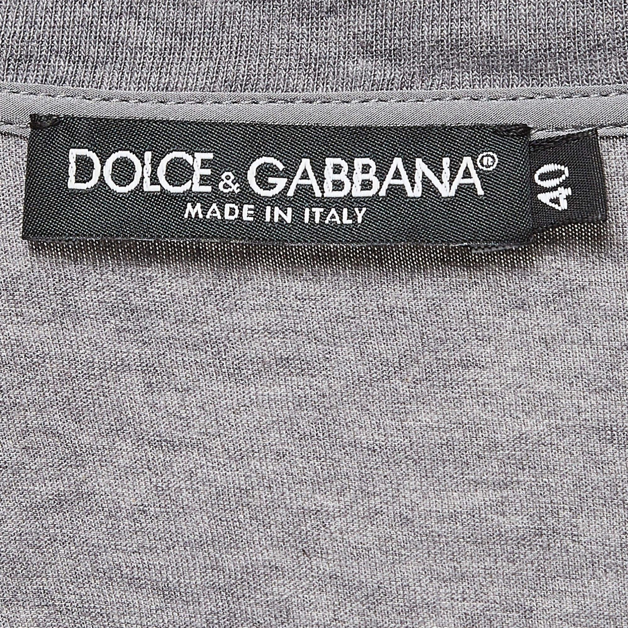 Dolce & Gabbana Grey Logo Embellished Cotton Knit T-Shirt S In Good Condition For Sale In Dubai, Al Qouz 2