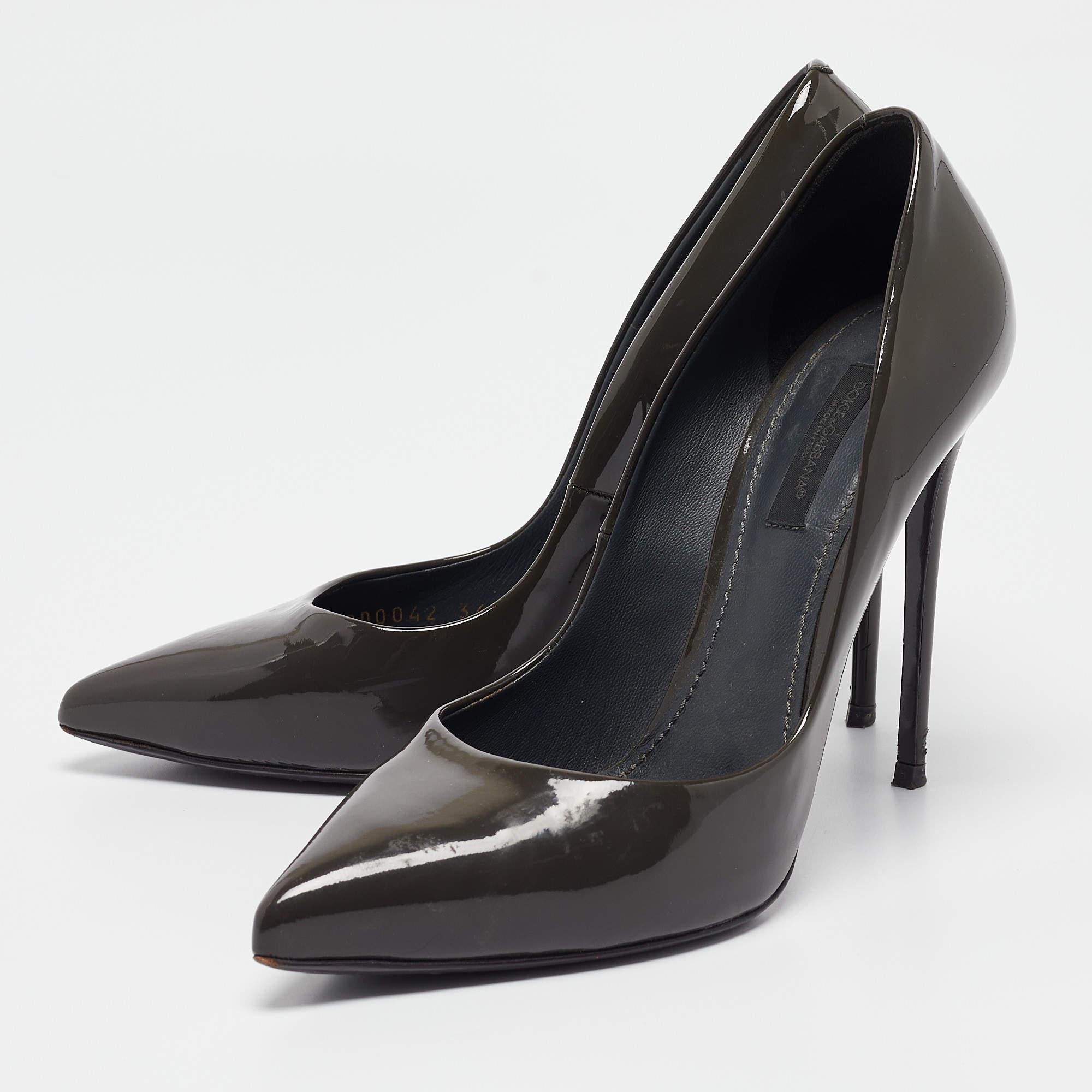 Haz una declaración de estilo chic con estos zapatos de salón de diseño. Presentan tacones resistentes y suelas duraderas perfectas para tus salidas a la moda