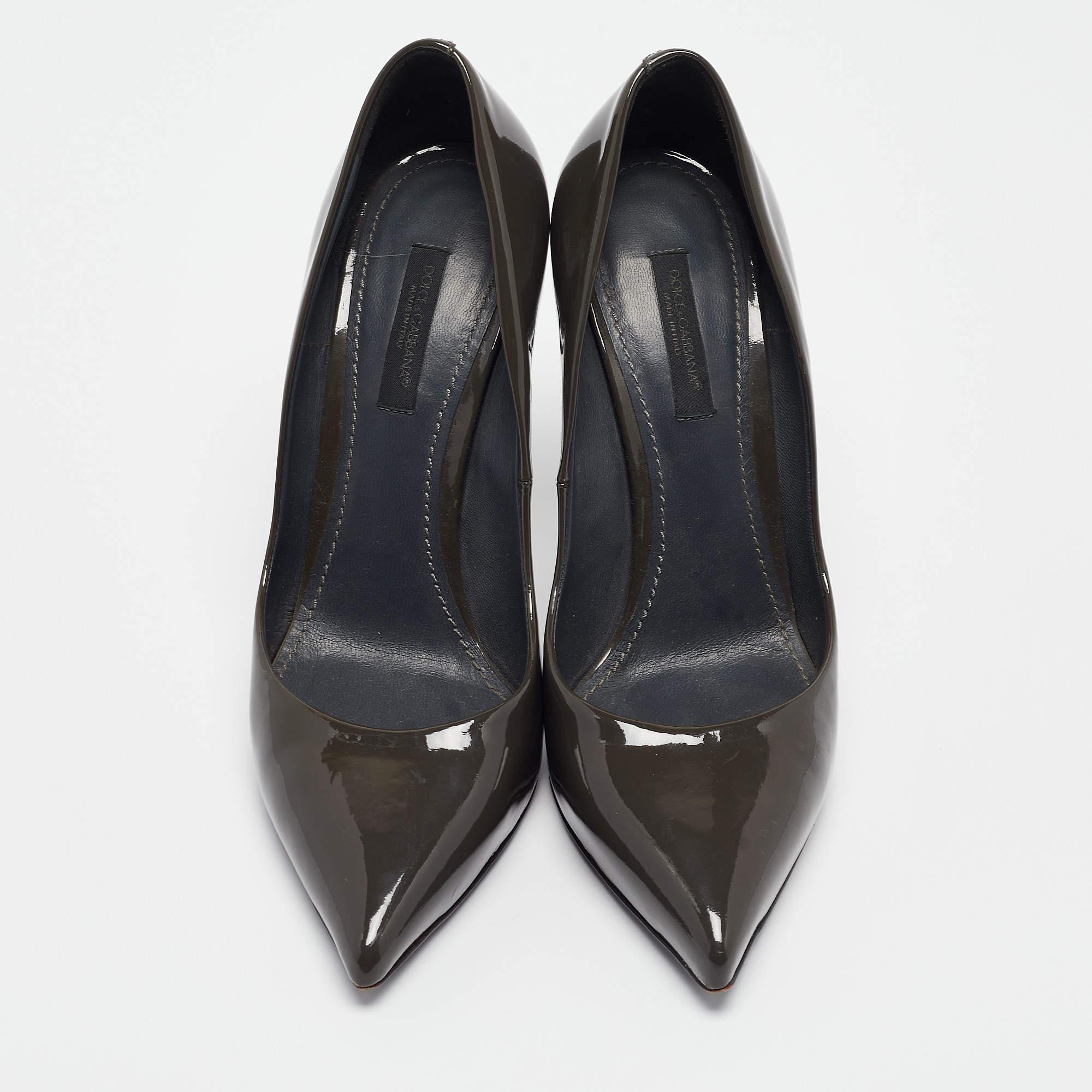 Dolce & Gabbana Bombas con punta de charol gris Tamaño 36.5 Negro en venta