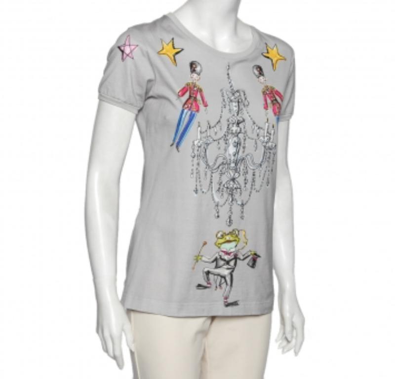 Dolce & Gabbana is well-known for its eye-catching prints and this grey cotton top is a fine example of skillful craftsmanship. The top flaunts short sleeves and an artistic sketch-like print on the front. It is complete with a crew neck.