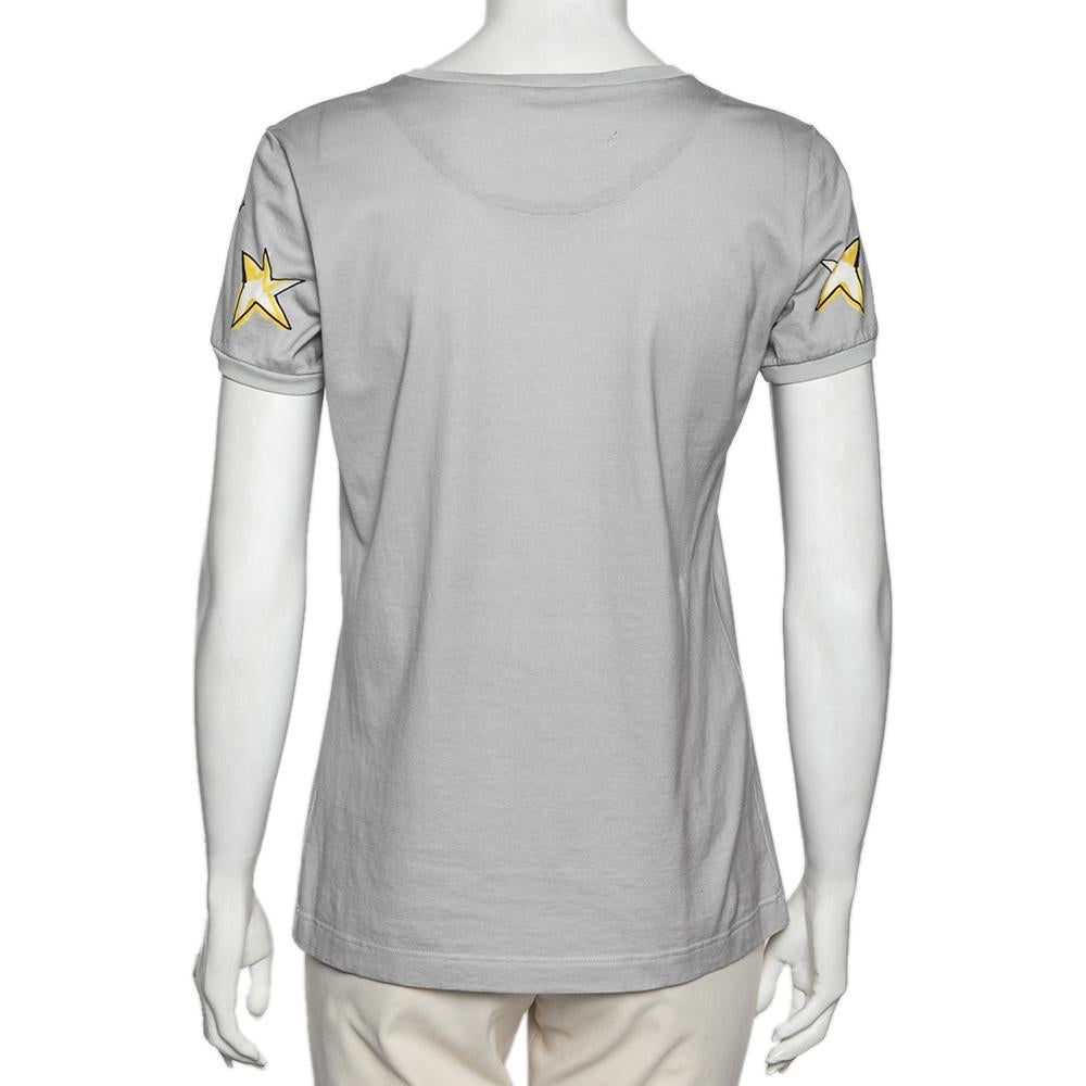 Dolce & Gabbana is well-known for its eye-catching prints and this grey cotton top is a fine example of skillful craftsmanship. The top flaunts short sleeves and an artistic sketch-like print on the front. It is complete with a crew neck.

