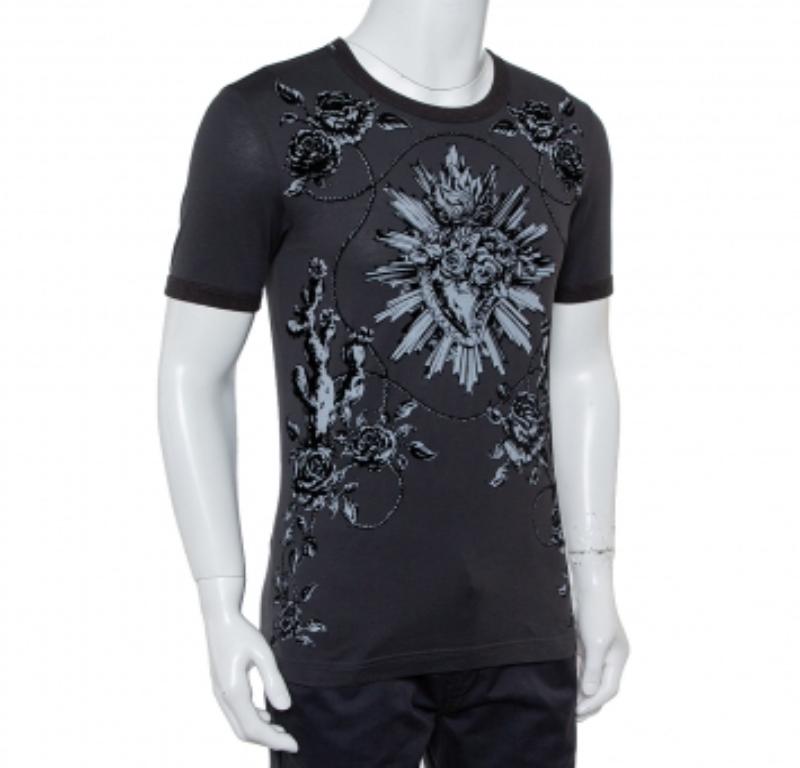 Wear this finely designed T-shirt from Dolce & Gabbana to experience constant comfort. This pure cotton piece features short sleeves, a round neckline, and Sacred Heart Flock print on the front.