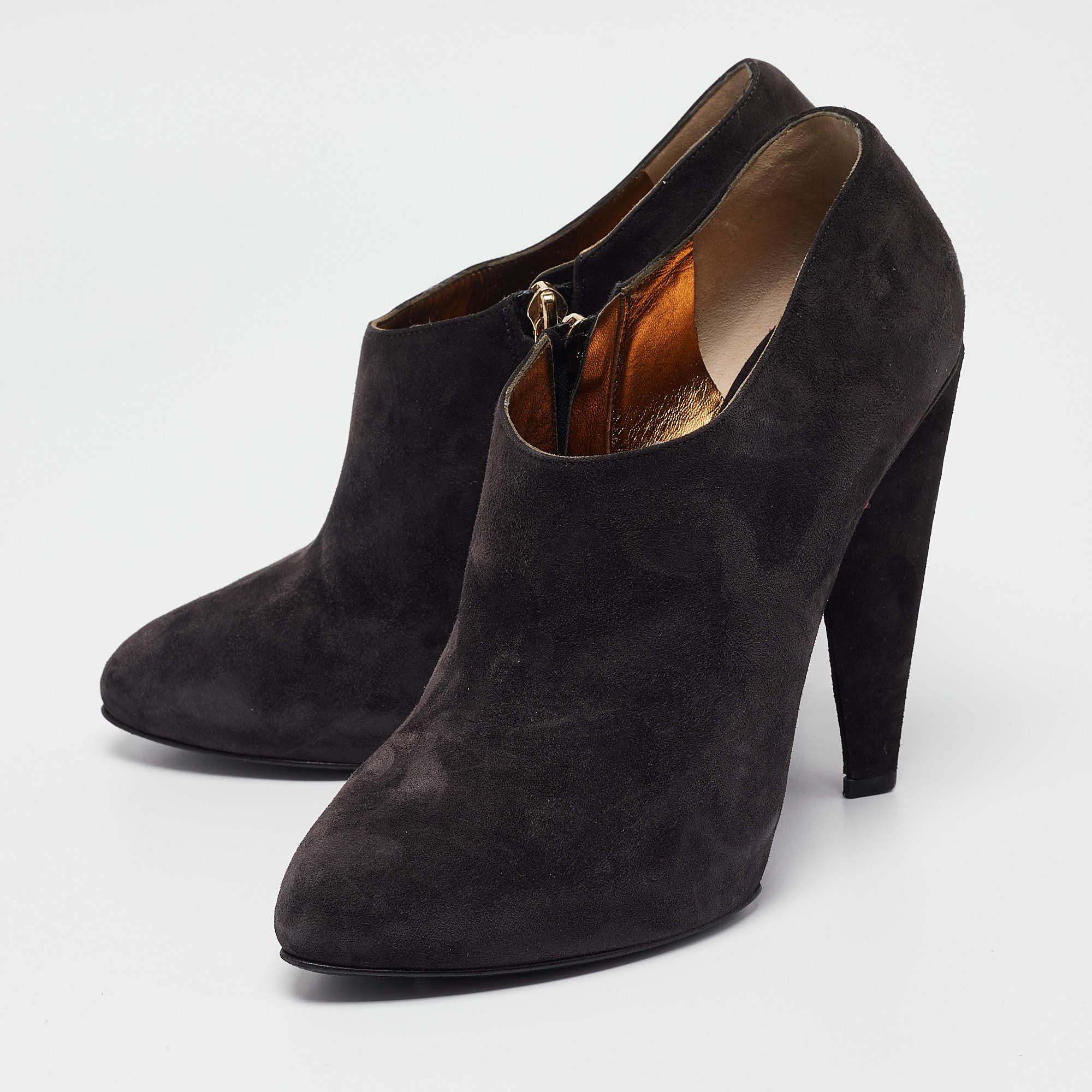 Méticuleusement conçues dans une silhouette élégante, ces bottes sont d'un grand style. Elles sont dotées de semelles intérieures confortables et de semelles extérieures durables pour vous durer toute la vie. Ces bottes sont tout simplement