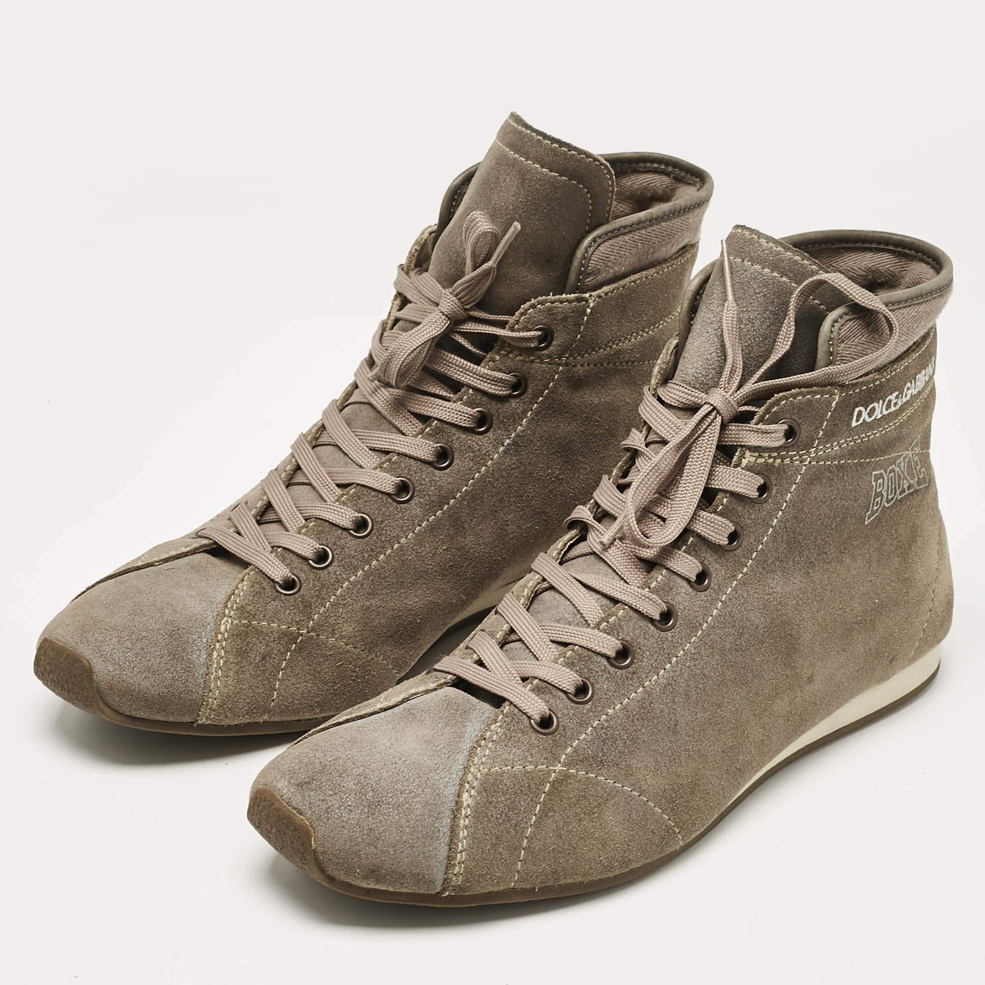 Mit diesen grauen Wildleder-Sneakers von Dolce & Gabbana erleben Sie mühelosen Luxus. Diese luxuriösen Treter bieten eine harmonische Mischung aus Stil und Komfort  perfekt für alle, die bei jedem Schritt Raffinesse verlangen.