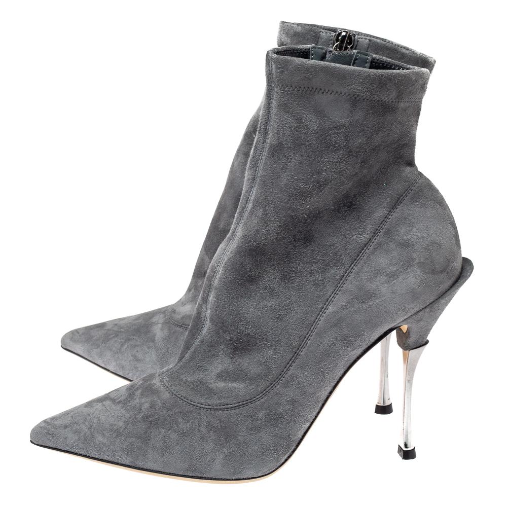 Gris Dolce & Gabbana Bottines à bout pointu en daim gris, Taille 39 en vente