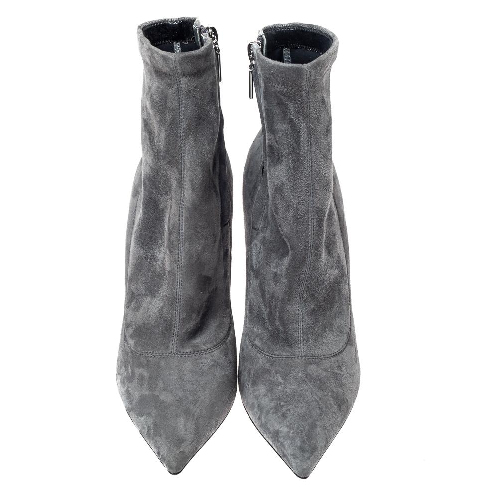 Dolce & Gabbana Bottines à bout pointu en daim gris, Taille 39 Bon état - En vente à Dubai, Al Qouz 2