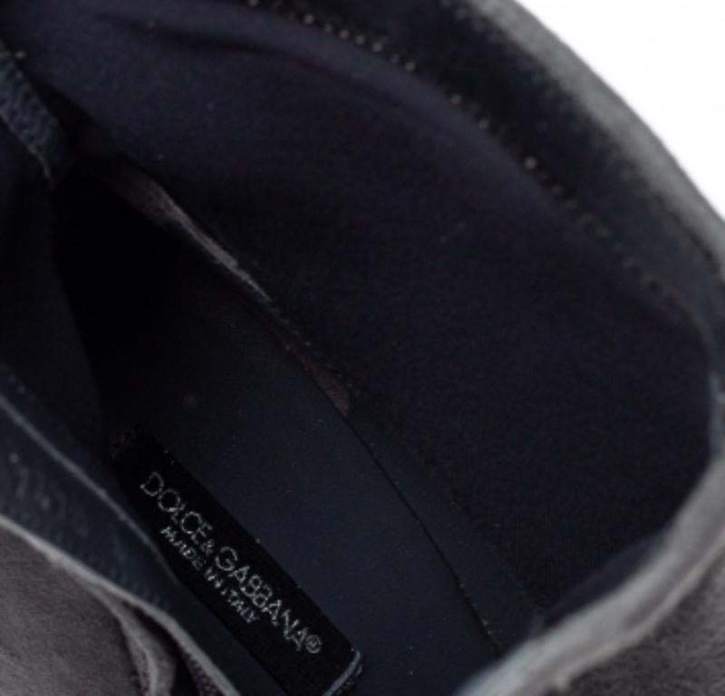 Women's Dolce & Gabbana Grey Suede Pointed Toe Booties Size 39 For Sale