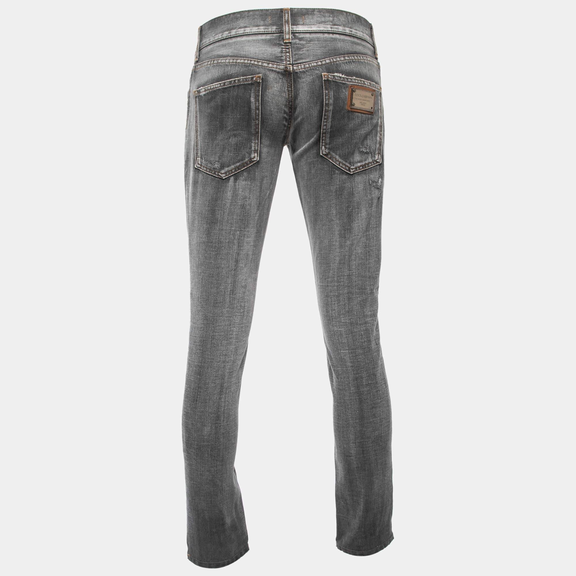 This pair of jeans for men by Dolce & Gabbana ensures a casual style that is full of comfort. Made using cotton, the pair in grey has distressed details, zip closure, and 6 pockets.

