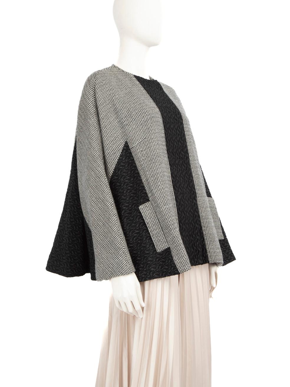 CONDITION is Very good. Minimal wear to the jacket is evident. One small hole on the back right of this used Dolce & Gabbana designer resale item. This jacket comes in the original garment bag.



Details


Grey

Wool

Poncho

Houndstooth