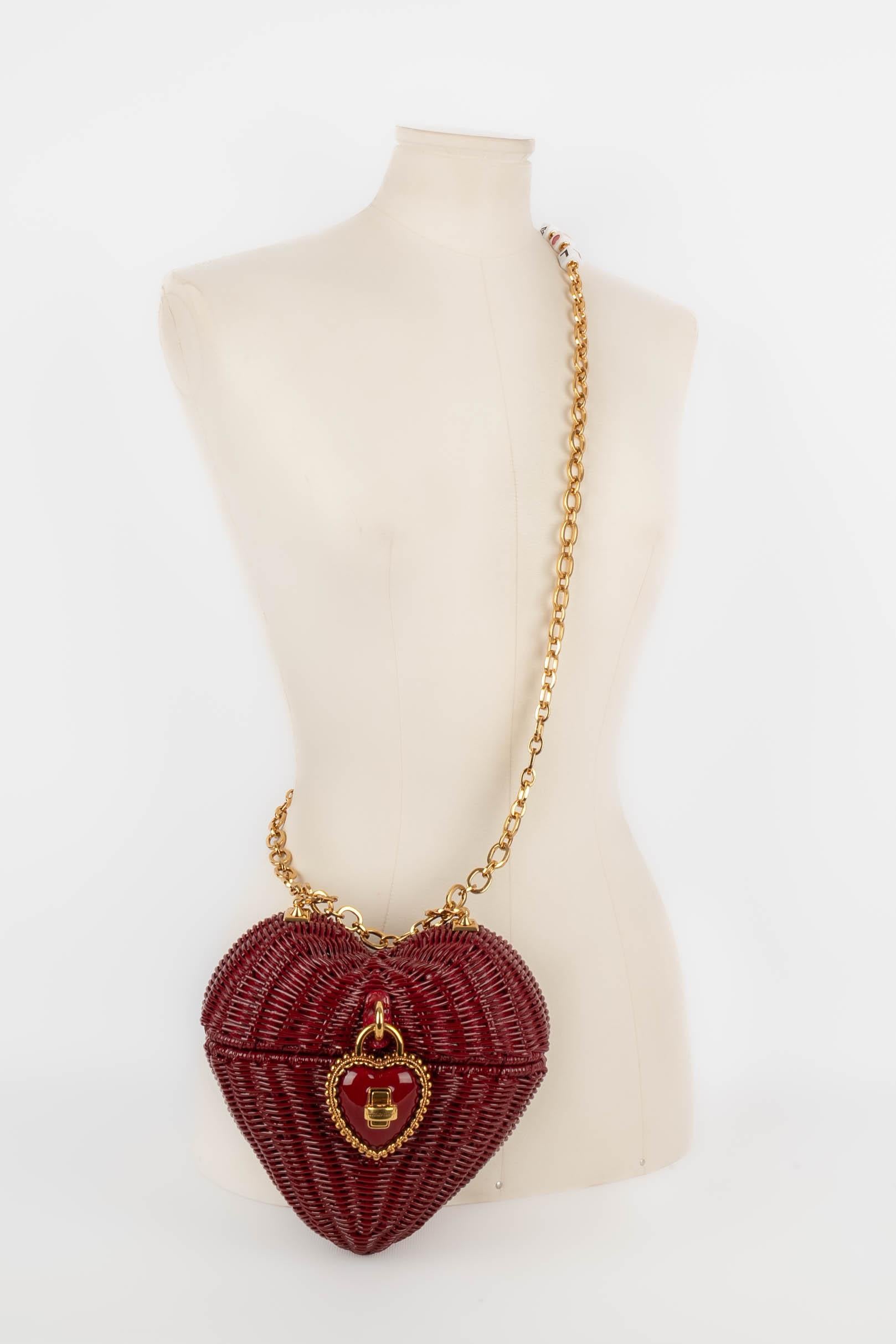 DOLCE & GABBANA - (Made in Italy) Red patent wicker heart bag, leather interior and gold-tone metal attributes. Spring-Summer 2018 collection.

Condition:
Very good condition

Dimensions:
Height : 20 cm - Length : 20 cm - Depth : 4 cm - Handle : 114