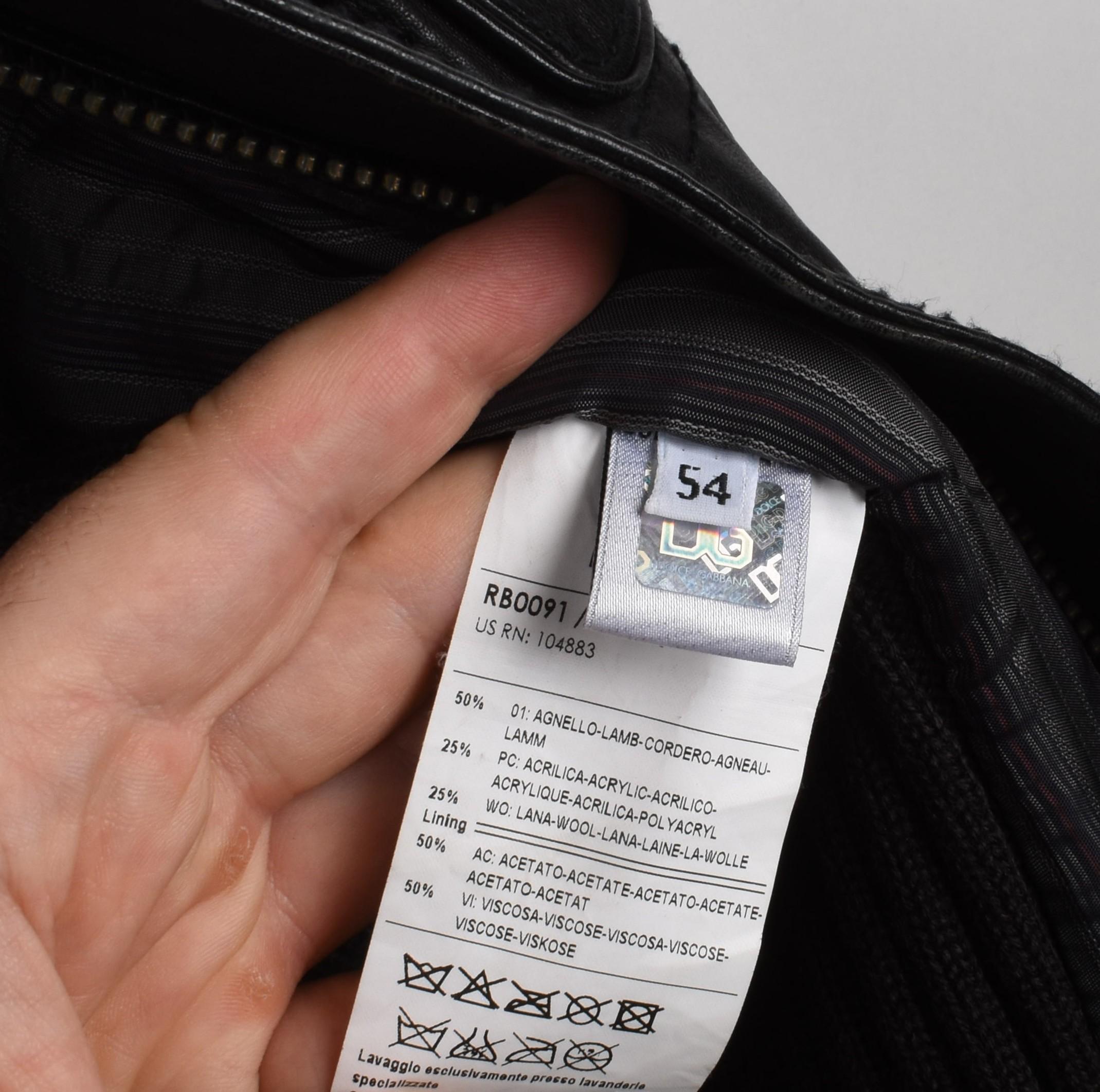 Prüfen Sie meine anderen Angebote. Habe viele weitere Designerkleidung zu verkaufen. Offen für alle Angebote.
Artikel zum Verkauf ist 100% echte Dolce Gabbana Heavy Leder und Strick Männer Jacke,  S1753, VIVI1
Farbe: schwarz/weiß
(Eine tatsächliche