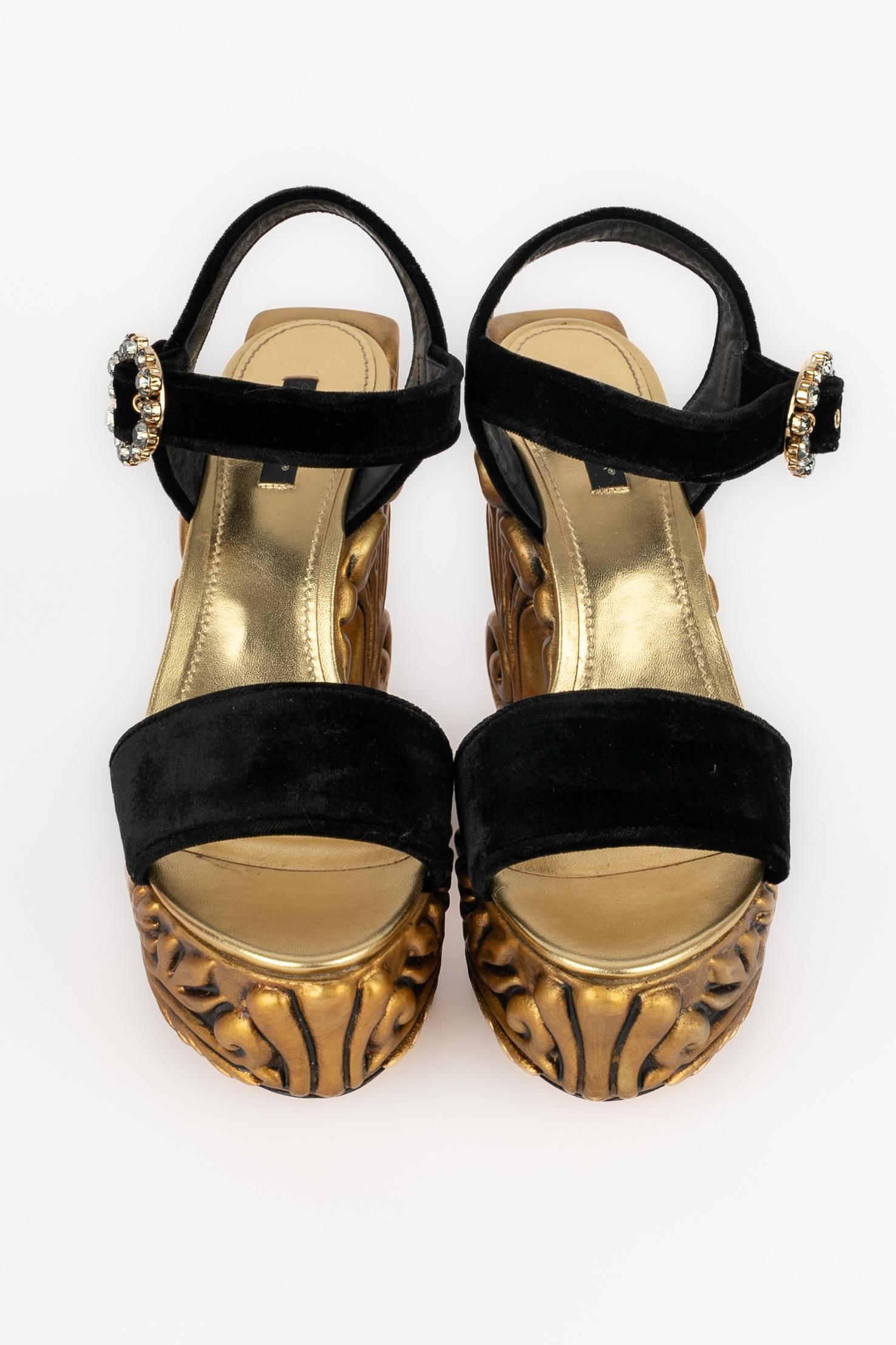 DOLCE & GABBANA - (Made in Italy) Absatzsandalen aus Leder mit schwarzem Samt und einem beeindruckenden Plateau aus goldenem Harz mit barocker Inspiration. Größe 40FR angegeben.

Bedingung:
Sehr guter Zustand

Abmessungen:
Absatzhöhe: 13 cm

SKU:CH1