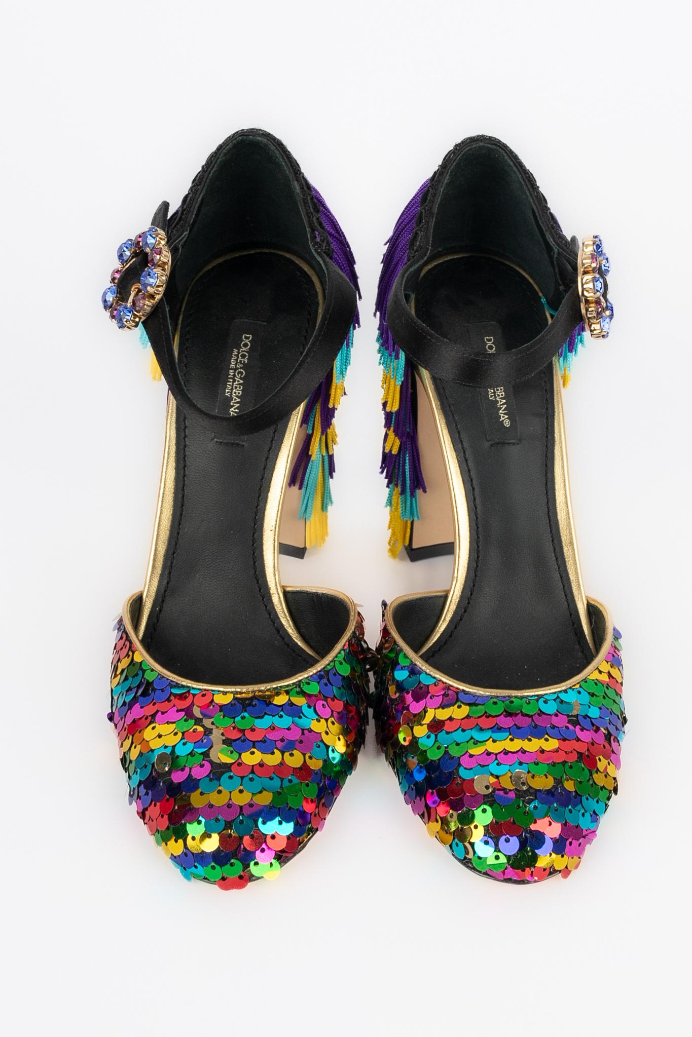 DOLCE & GABBANA - (Made in Italy) Sandali con tacco in raso e pelle nera con paillettes e frange multicolori. Taglia 37FR indicata. Collezione primavera-estate 2017.

Condizioni:
Ottime condizioni

Dimensioni:
Altezza del tacco: 10 cm

SKU:CH6



