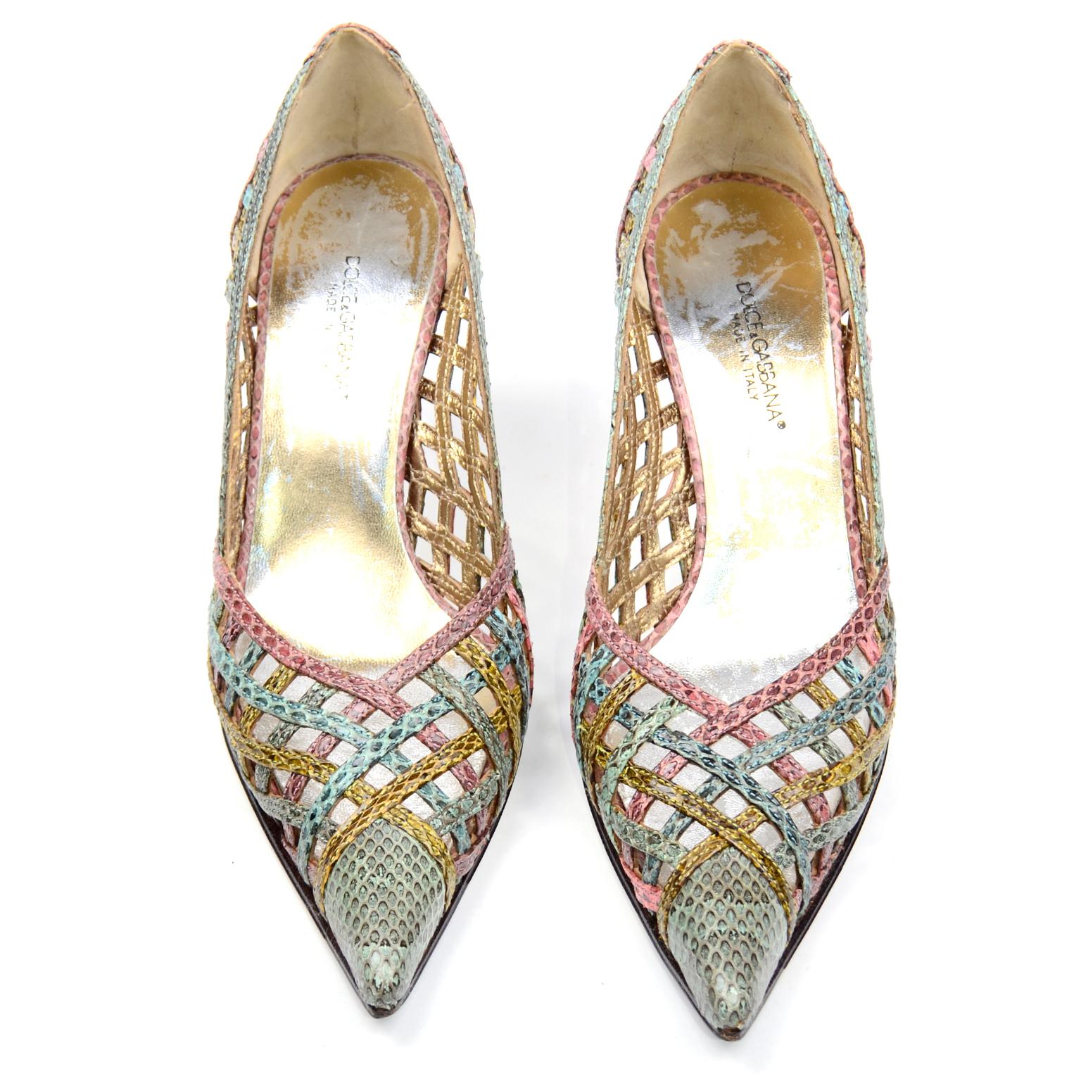 Marron Chaussures à talons Dolce & Gabbana vintage à bout pointu en peau de serpent tissée multicolore en vente
