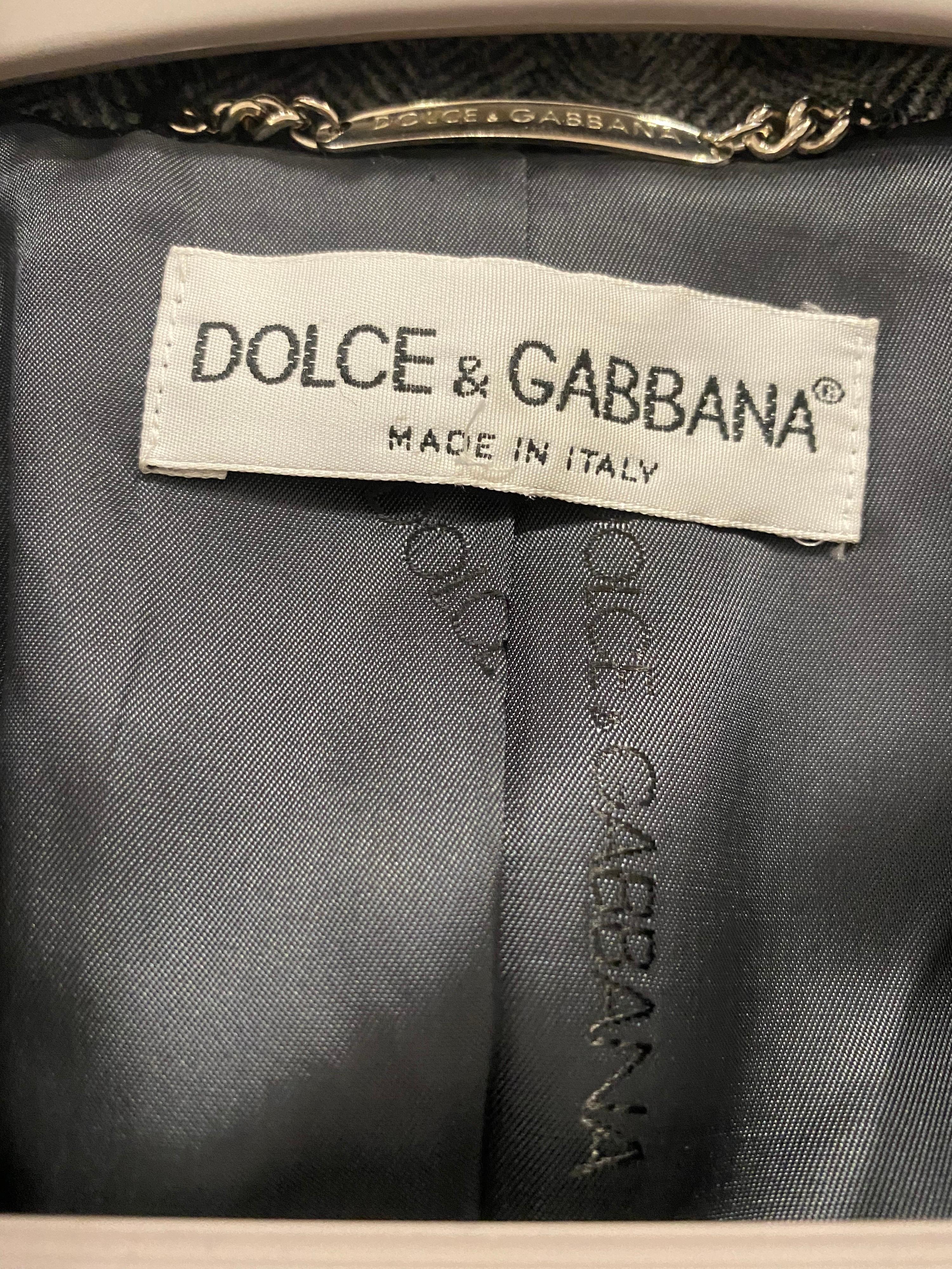 90s Dolce Gabbana Herringbone wool coat lined in silk.
fit size 4/6.  Marked size 42 italian