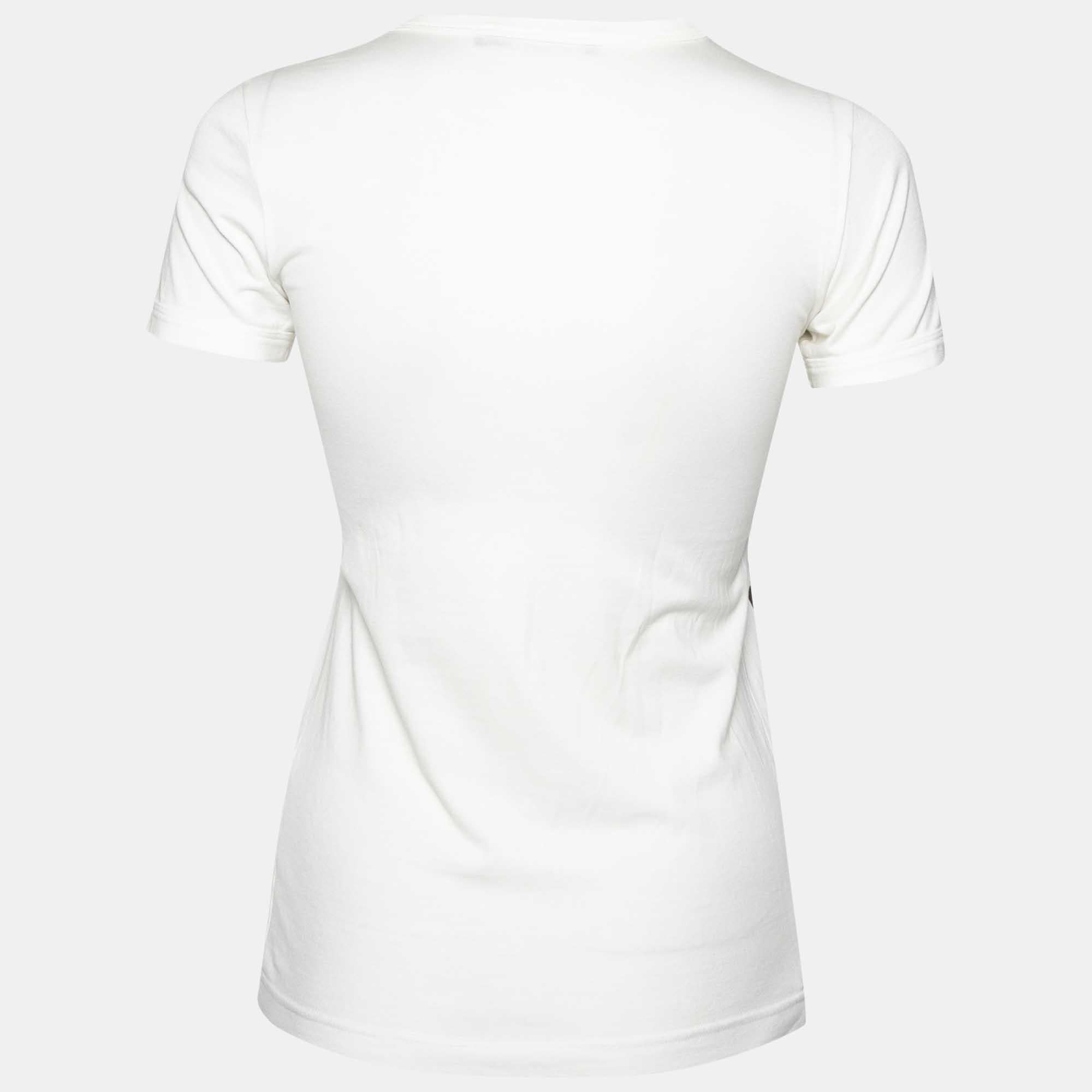 The house of Dolce & Gabbana exhibits its mastery in crafting classic silhouettes and lending a free-flowing look through this piece. This chic T-shirt is made with white cotton and features an Al Pacino Scarface print on the front. Spend the day
