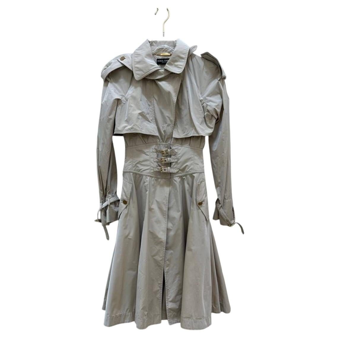 Abrigo tipo trench ajustado de Dolce & Gabbana en color marfil con capa superpuesta, talla IT 40