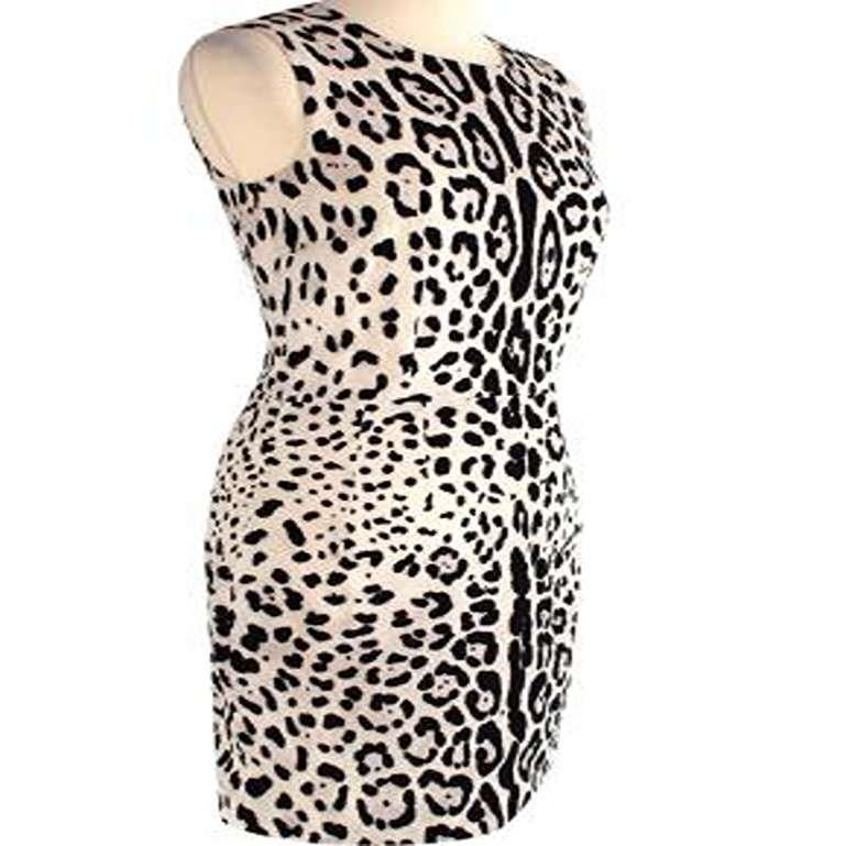 Dolce & Gabbana ivory leopard print silk charmeuse shift dress

-Concealed zip fastening along the back 
-Fully lined 
-Leopard print body 
-Round neckline 
-Light weight construction 

Material: 

100% Silk 

Made in Italy 

9.5/10 excellent