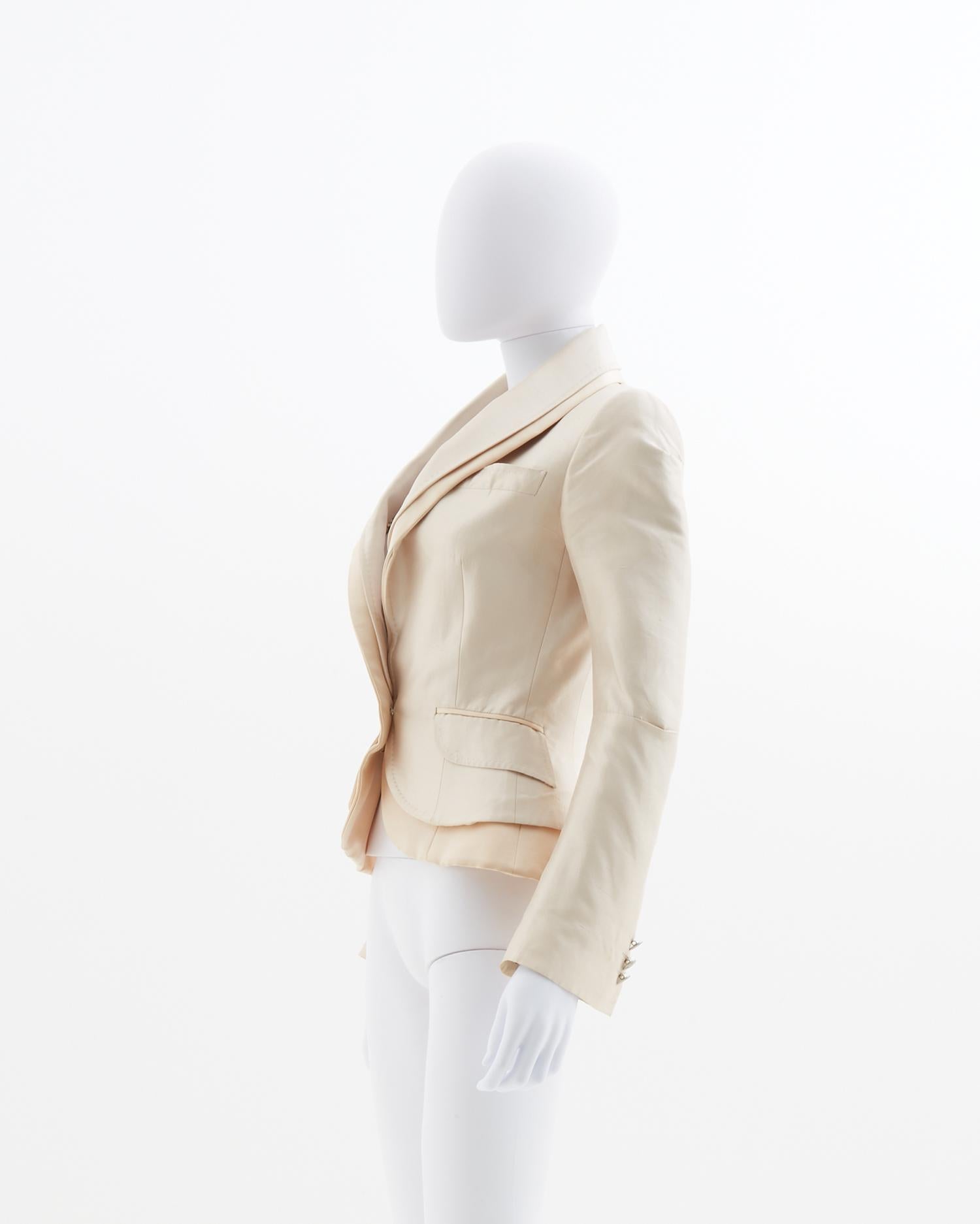 - Runway Looks 19, 26, 32, 51
- Sold by Skof.Archive
- Ivory silk jacket 
- Single breasted button closure 
- Spring Summer 2005
- Fitted to the body

Size : 
FR 34 - IT 38 - UK 6 - US 2 (EU)

Composition :
100% Silk

Dimension : 
Shoulder 36 cm /