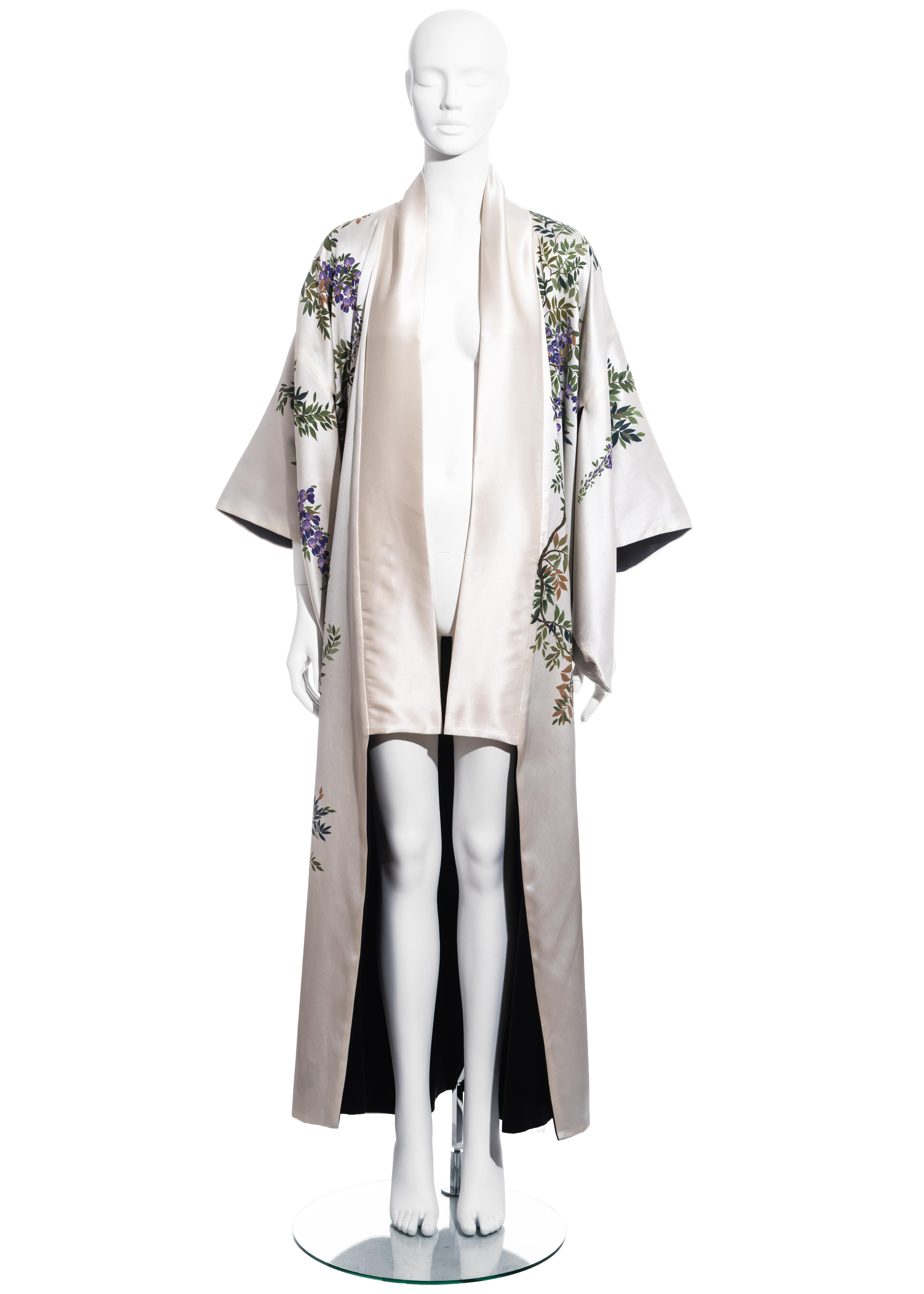 ▪ Dolce & Gabbana ivory kimono dress coat
▪ 65% Silk, 35% Nylon
▪ Hand-painted design of flowers and birds  
▪ Black silk lining 
▪ IT 44 - FR 40 - UK 12 - US 8 
▪ Fall-Winter 1998