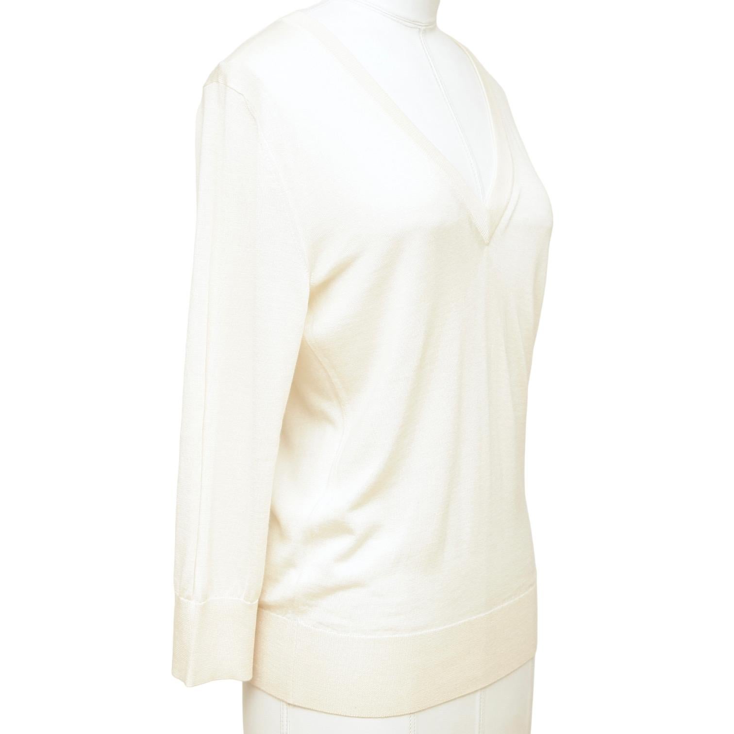 GUARANTEED AUTHENTIC DOLCE & GABBANA IVORY LONG SLEEVE SWEATER

Details:
- Ivory 3/4 sleeve knit sweater.
- V-neck.
- Ribbing at hem and around arms.
- Very soft and comfortable.
- Easy and year round piece.

Size: 42

Fabric: 70% Cashmere, 30%