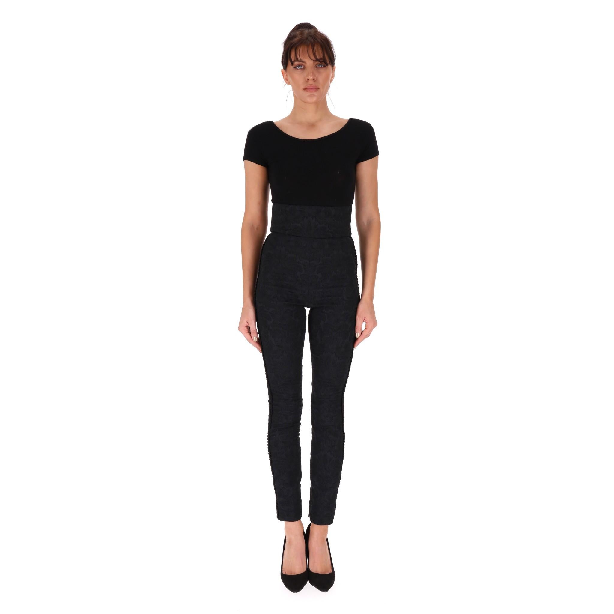 Brand New - Dolce & Gabbana Jacquard High Waisted Trousers

Black with floral styled jacquard pattern through out, high waist with hook & eye, zipper closure.

Rrp £1,000

Size - 38IT

Condition - Brand New, With Labels

Composition - 74% Polyester,