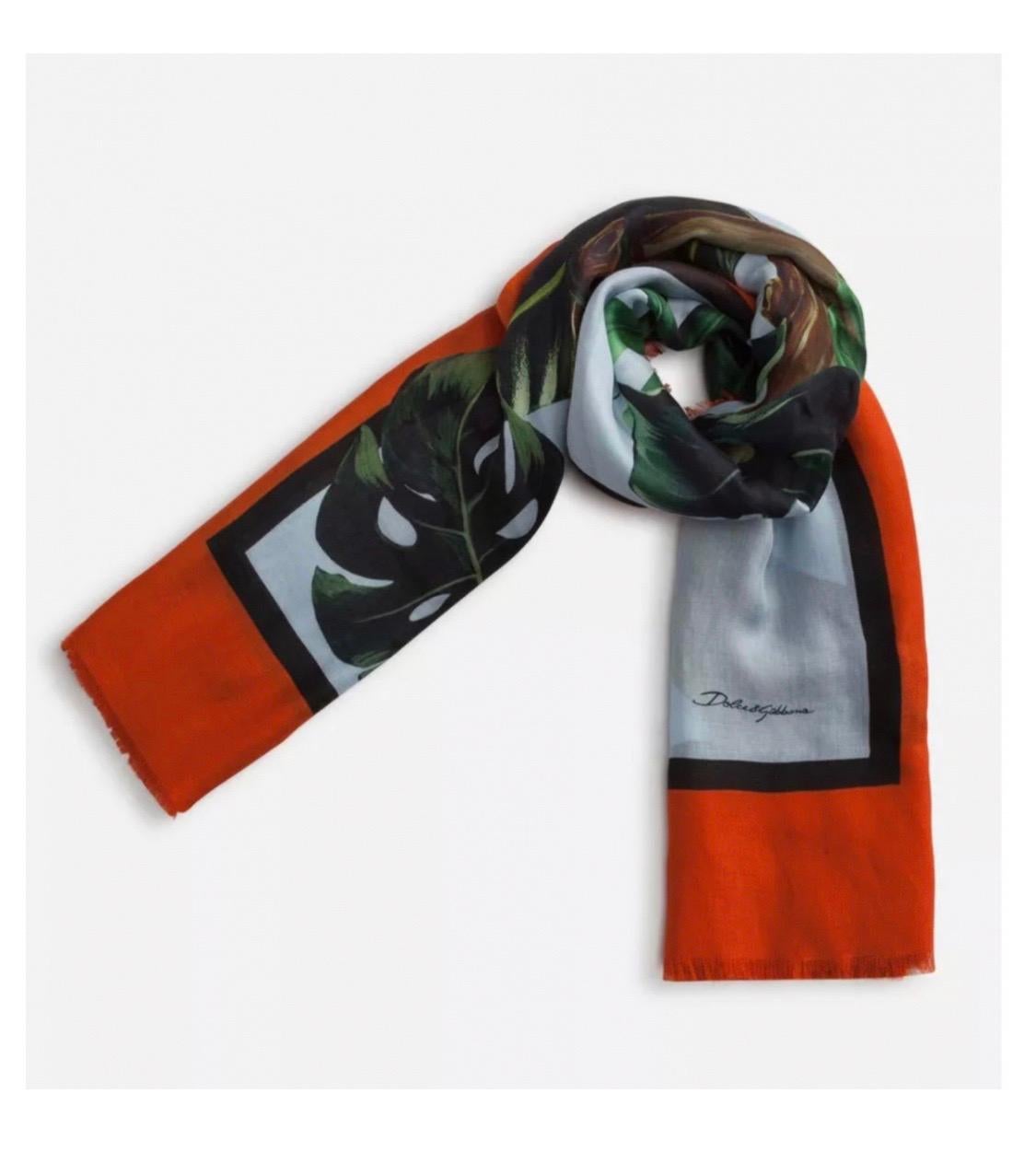 Dolce & Gabbana Jungle Leopard
scarf made of cashmere and modal
with a print inspired by the jungle and
natural wilderness:
- Unfringed edges
- Measurements: 140 x 140cm- 55 x 55
inches
- Made in Italy
10% Cashmere 90%Modal
Brand new with
