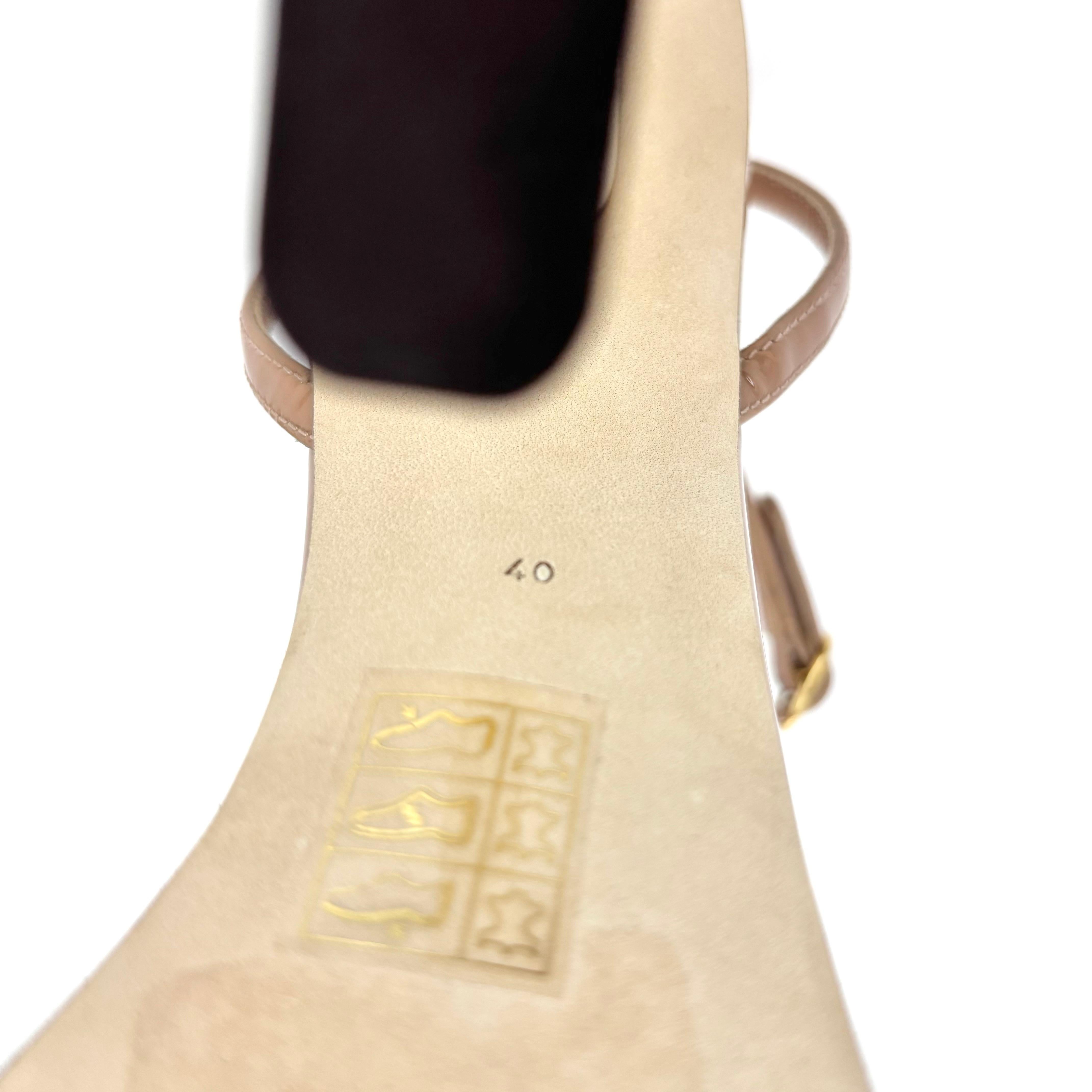 Dolce & Gabbana Keira D&G Pop 105mm Sandalias de tacón alto con logotipo de charol 40 en venta 2