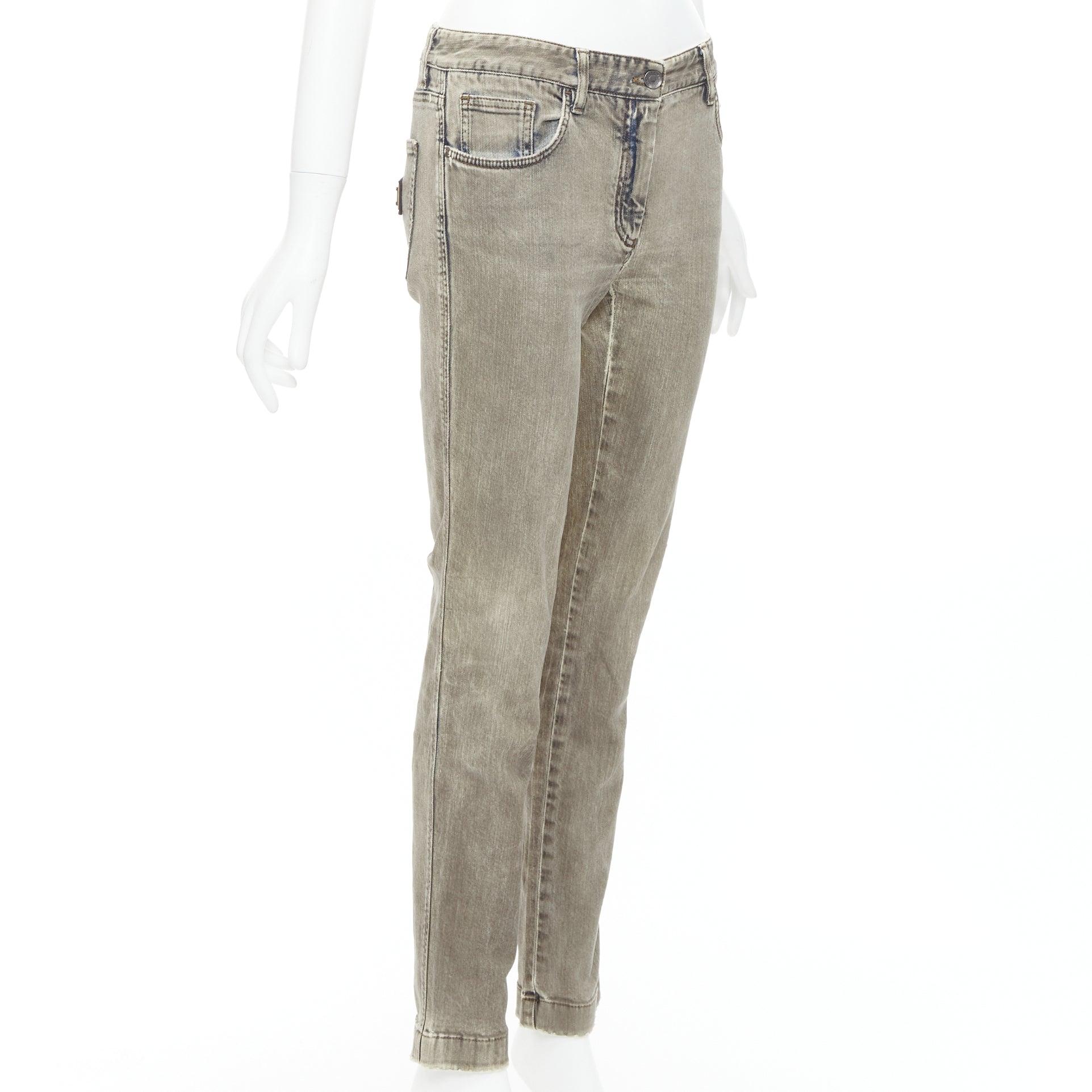 Grigio DOLCE GABBANA jeans in denim cachi lavato con logo e placca metallica IT42 M in vendita