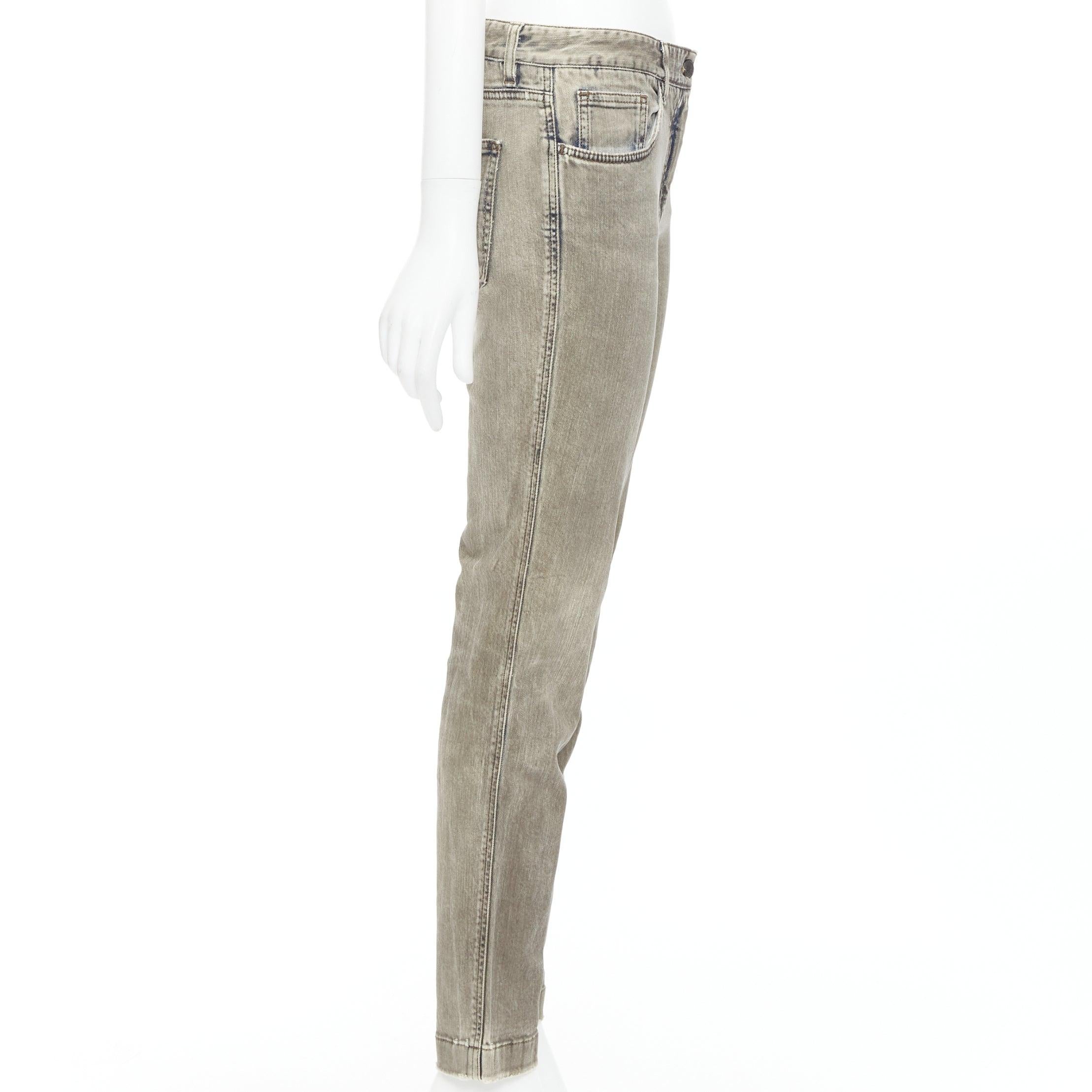 DOLCE GABBANA jeans in denim cachi lavato con logo e placca metallica IT42 M In condizioni buone in vendita a Hong Kong, NT