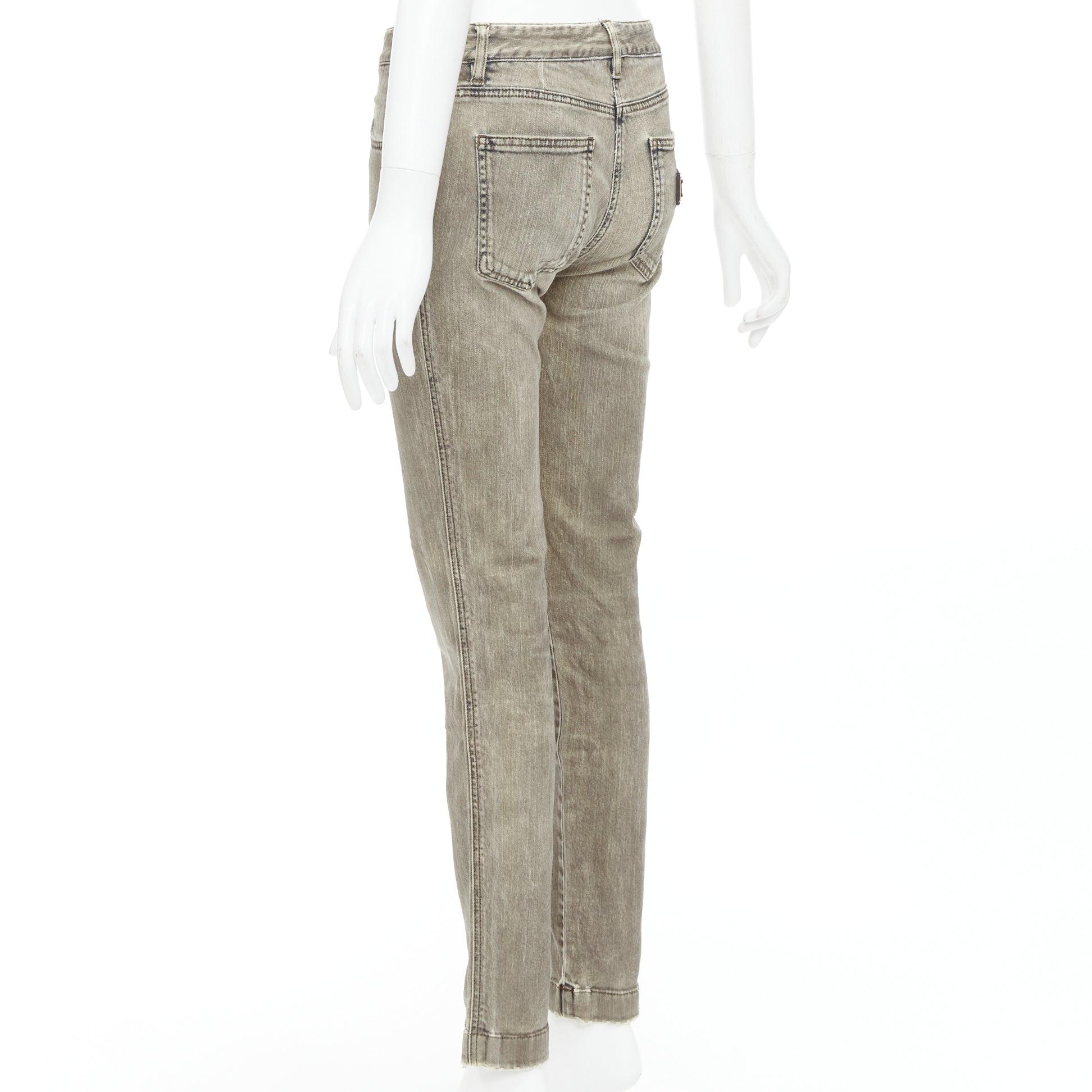 DOLCE GABBANA jeans in denim cachi lavato con logo e placca metallica IT42 M in vendita 1