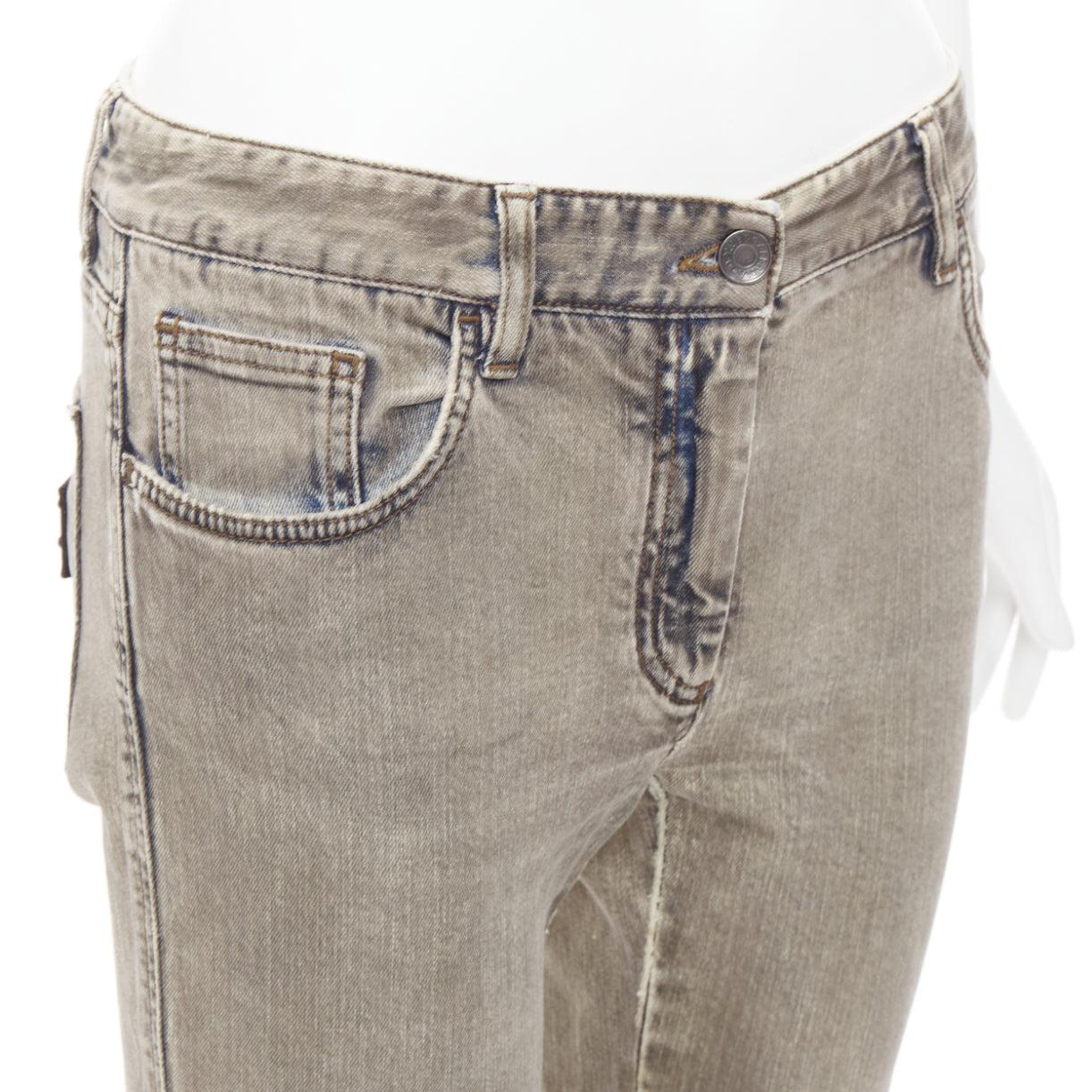 DOLCE GABBANA jeans in denim cachi lavato con logo e placca metallica IT42 M in vendita 2