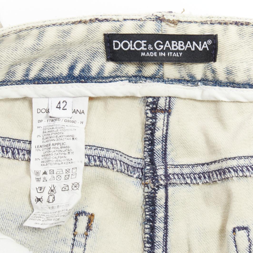 DOLCE GABBANA jeans in denim cachi lavato con logo e placca metallica IT42 M in vendita 3