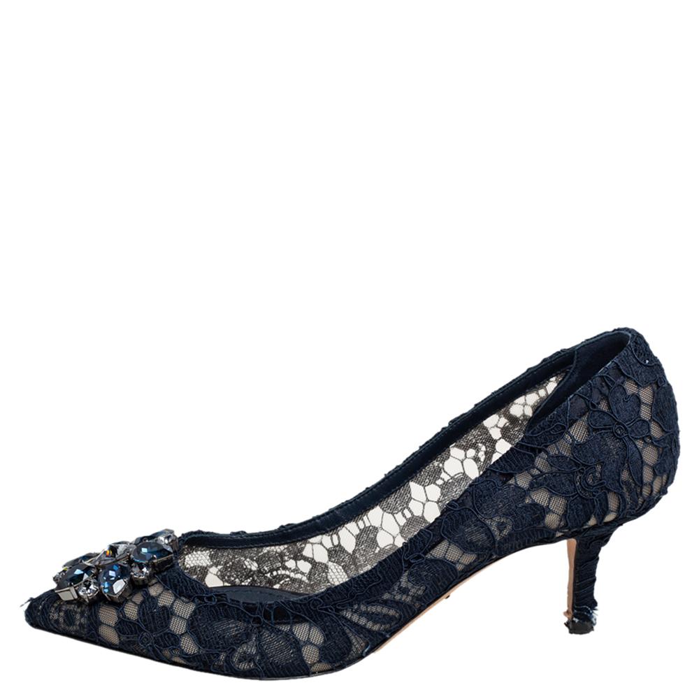 Die Bellucci-Kollektion von Dolce & Gabbana ist eine Hommage an die italienische Schauspielerin Monica Bellucci, die seit langem eine Muse des Labels ist. Diese spitz zulaufenden Pumps aus zarter Spitze zeugen von der femininen Eleganz der Marke und