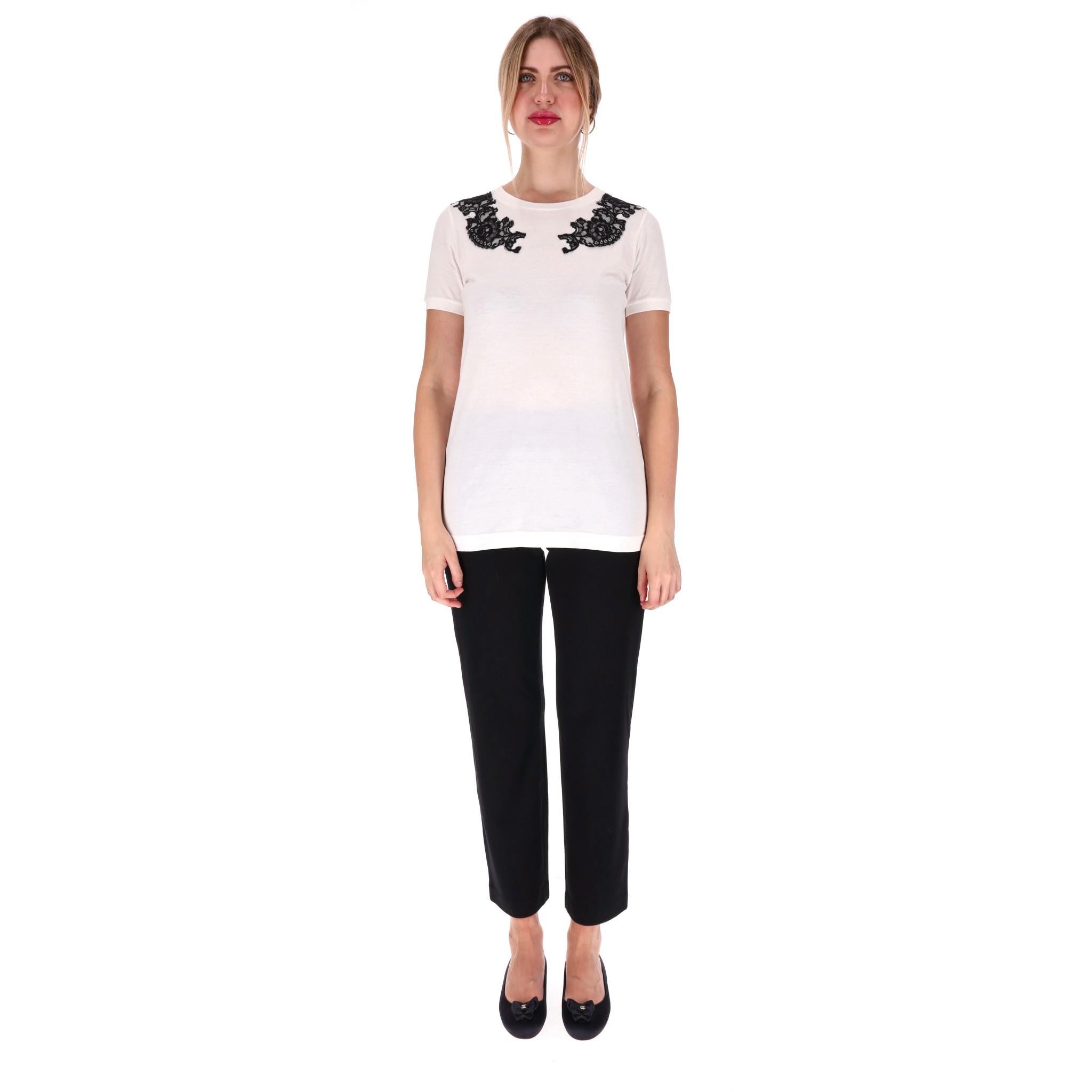 Dolce & Gabbana Lace Detailed Cotton T-Shirt

White top crafted in cotton and detailed with black lace embellishment to the shoulders.

Featuring round neckline and shirt sleeves.

Size – 44IT

Condition – Very Good (Some minor marks)

Composition –