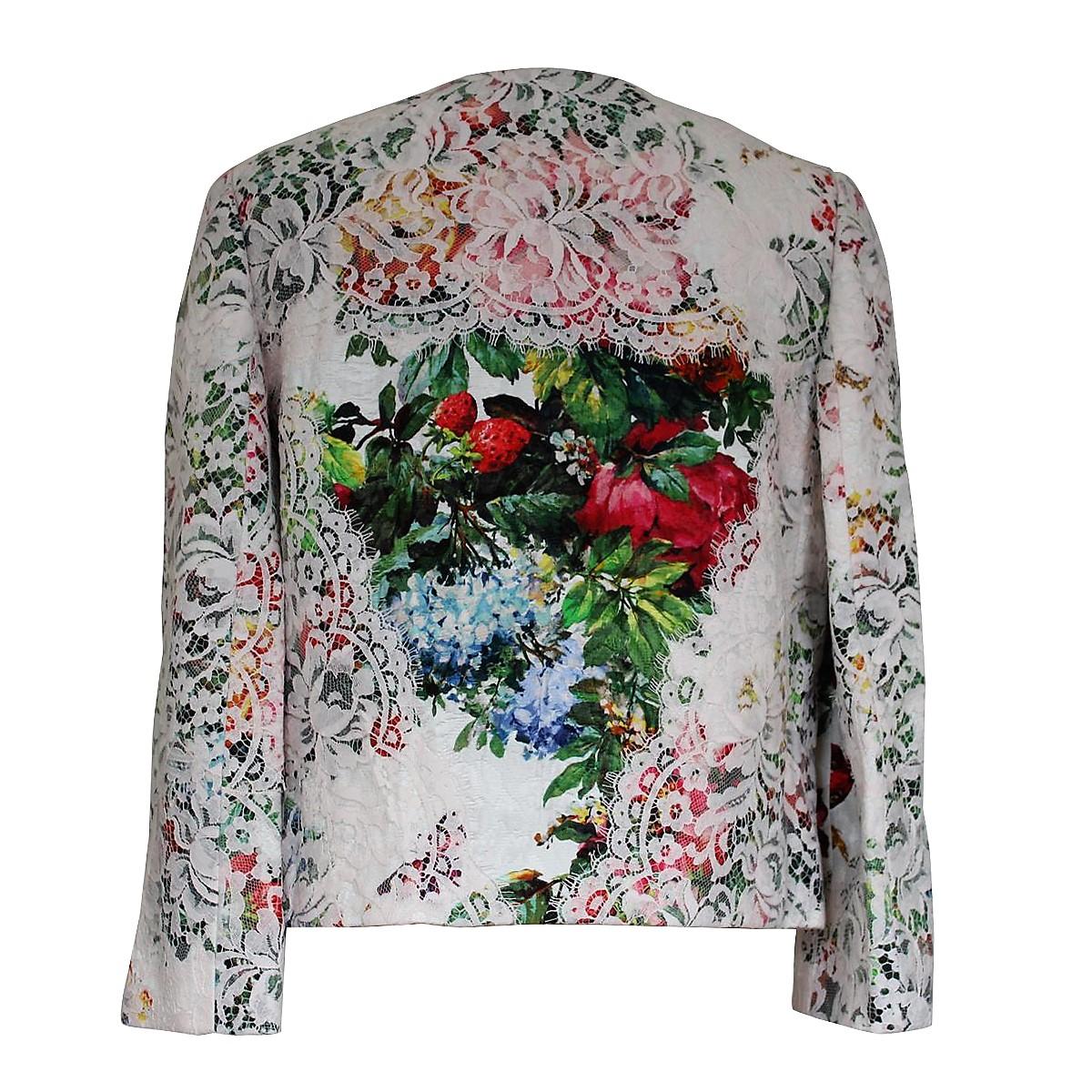 Wonderful Dolce & Gabbana Lace Jacket
Cotton (77%) Silk (11%) Polyamide (8%) Viscose
White color
Floreal fancy
Jewel buttons closure
Two pockets
Length shoulder/hem cm 50 (19.6 inches)
Shoulder length cm 36 (14.1 inches)
Worldwide express shipping