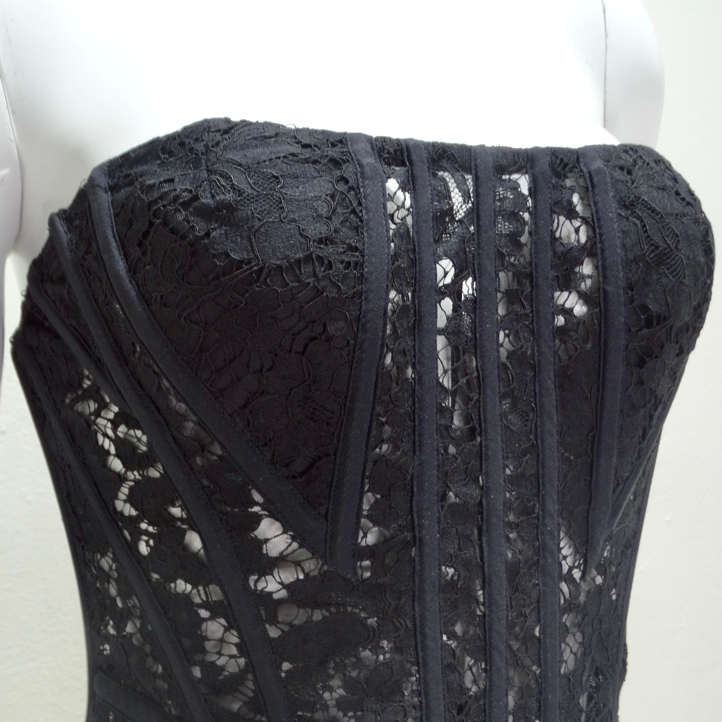 Dolce & Gabbana présente le top corset à panneaux de dentelle, une interprétation moderne et élégante du corset structuré classique. Réalisé dans un noir intemporel, ce corset présente un mélange de dentelle noire transparente et de panneaux de