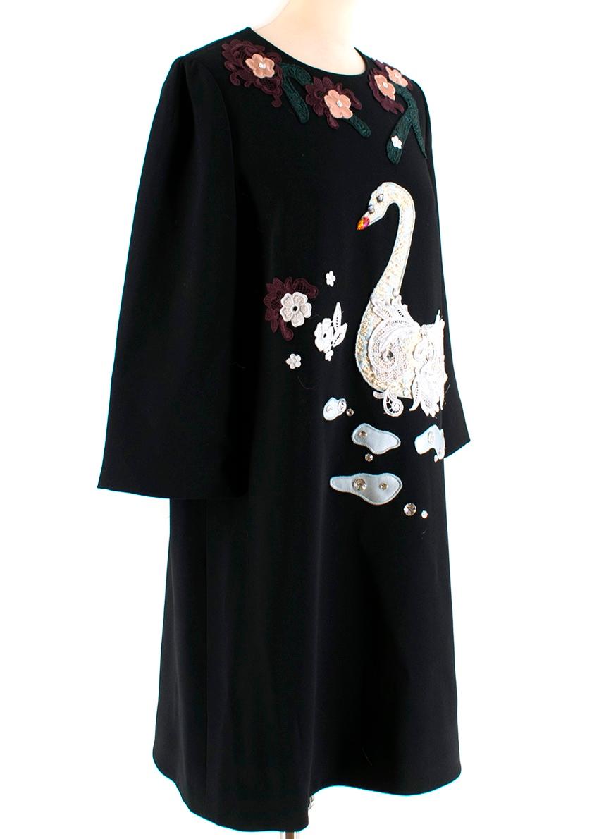 Dolce & Gabbana Lace Swan Applique Dress

- Fragile Embroidery
- Swan/Floral Applique 
- Fully Lined
- Heavyweight
- Hidden back zip
- Hook at back top
- Shift Dress
- Darts at chest

Made in Italy


Materials:
Main
- 51% Viscose
- 46% Acetate
- 3%